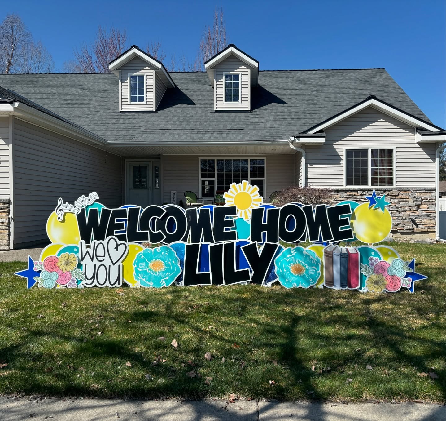 We love welcoming family members home from long absences. Lily just returned from an 18 month mission for her church. Her mom asked for bright colors and flowers to welcome her home.
#yardsignrentals #coeurdalene #hayden #postfalls #missionary
