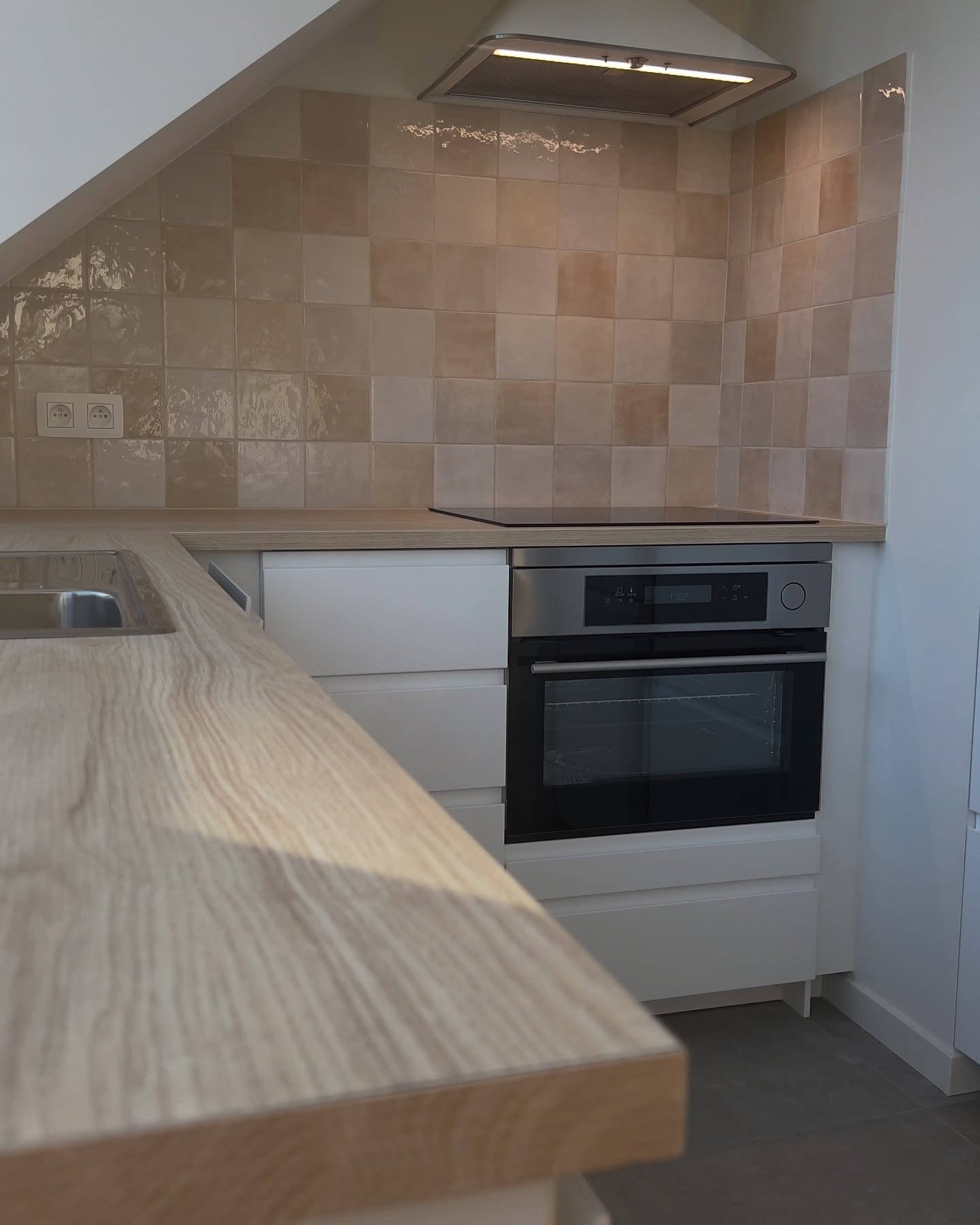 Les détails qui font toute la différence ✨
Comme par exemple :
🔸 Interrompre la plinthe pour que la porte coulissante épouse parfaitement le mur
🔸 Faire disparaître la porte coulissante derrière le mur
🔸 Cacher la chaudière derrière les meubles de cuisine
🔸 Créer un véritable sas d’entrée
🔸 Ajouter des prises aux quatre coins des pièces
🔸 …
Tous ces détails changent tout au quotidien.
Mon métier : simplifier vos espaces pour simplifier votre vie. 🤗
——
#archiinterieur #architecteinterieur #details #agencementinterieur #detailsdeco #travaux #renovation