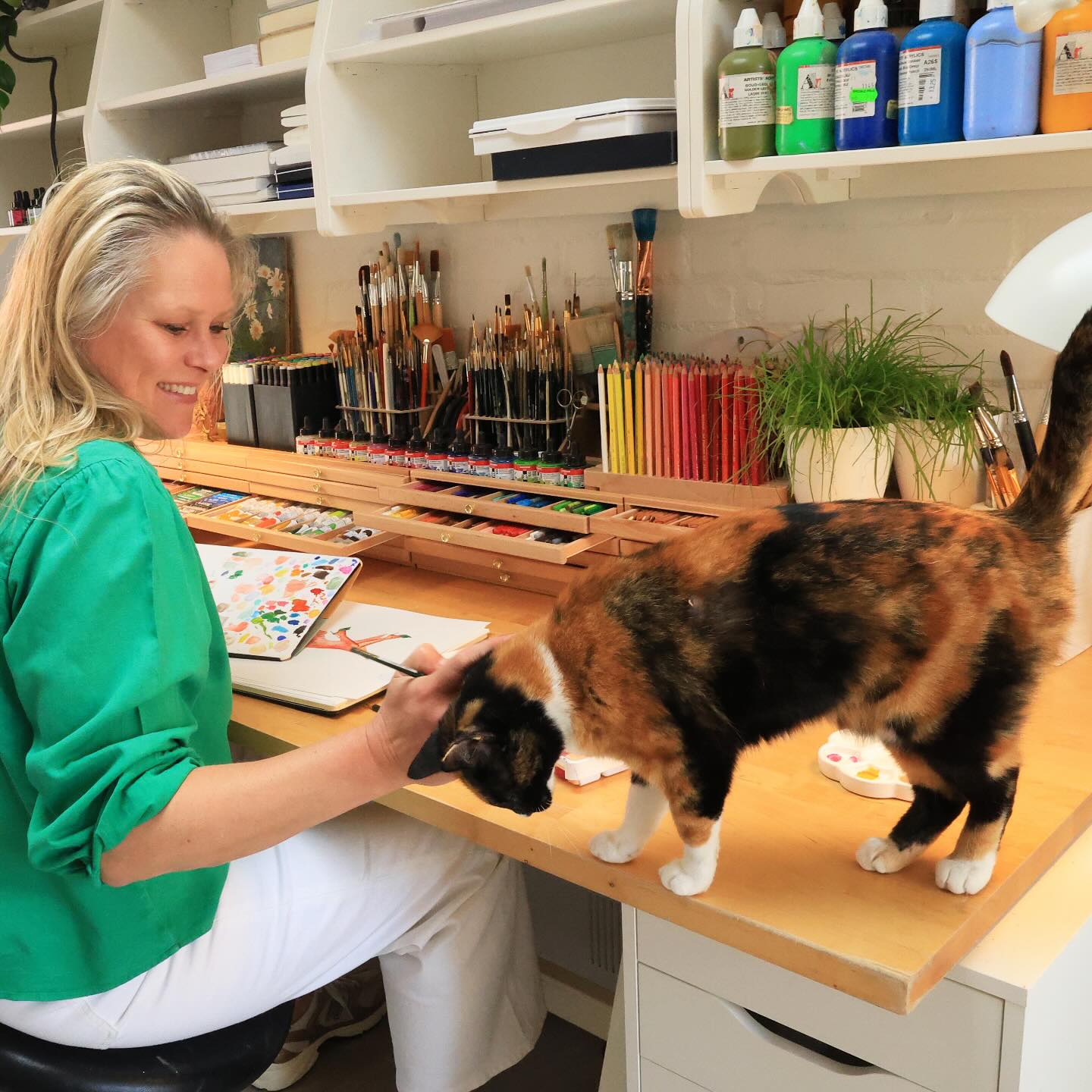 Altijd gezellig als ik aan het werk ben!
Ze assisteren me in alles…soms een beetje te veel!
😉😻
#illustratie #atelier #bordys #nieuweserie #comindsoon #katten #schilderen #bordenmeteenverhaal #kunstenaar #karenwullings