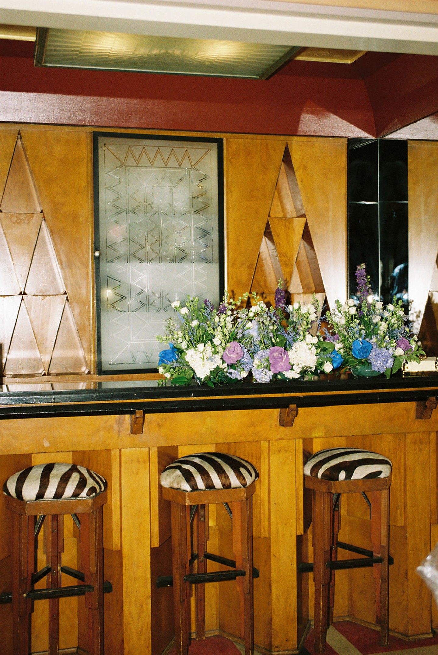 From the Art Deco bar to tucked-away corners of the penthouse, Yadira and Christopher filled the rooms of The Oviatt with beauty and meaning. Proof that personality is in the details 🌸💫
Photographer: @noeljlayphoto
#outdoorwedding #weddingvenues #outdoorweddingvenue #venuehunting #exclusiveweddingvenue #eventvenue #theoviatt #DTLA #DTLAWeddings #ArtDeco #ArtDecoWeddings