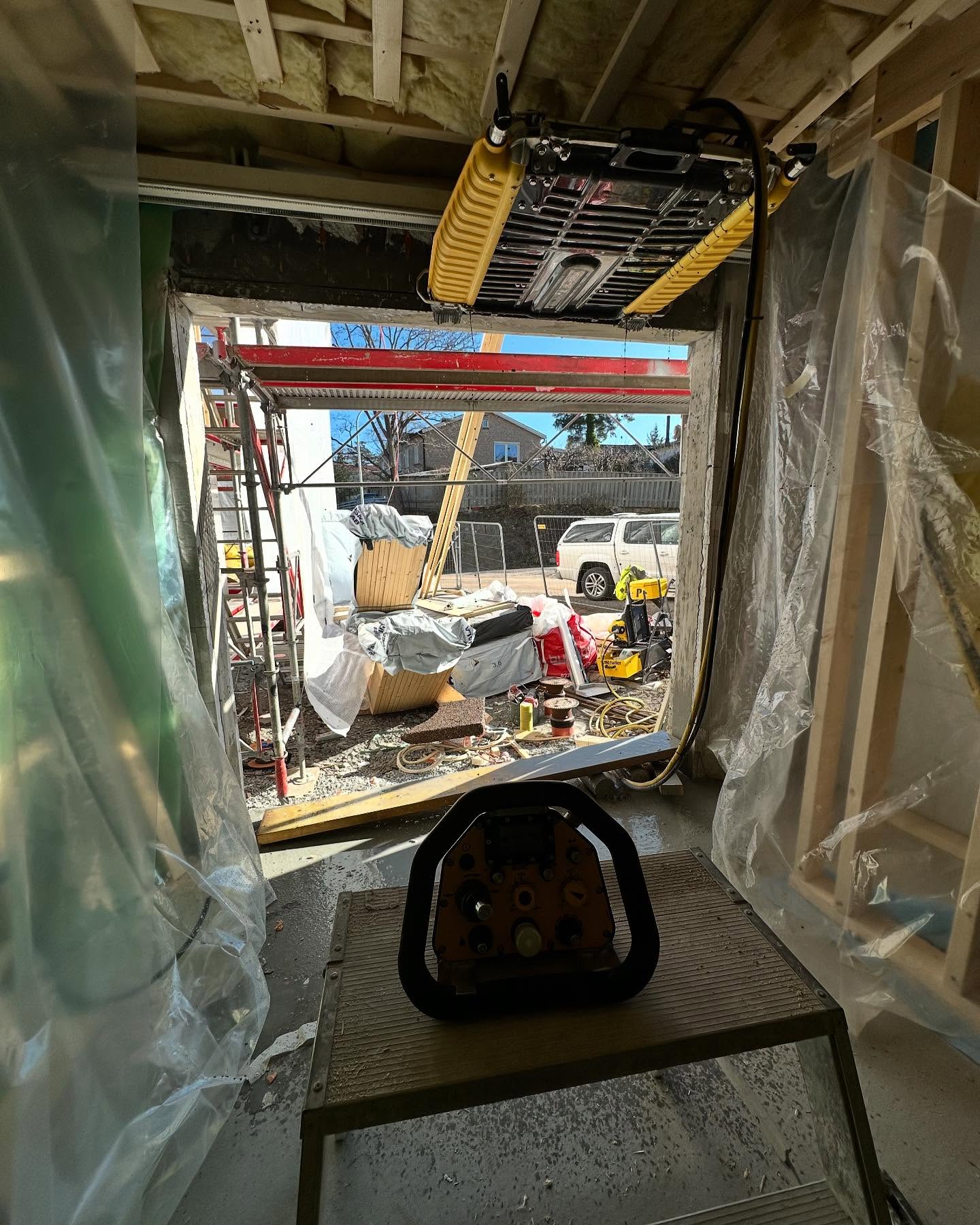 I fredags var vi ute och hjälpte Designhus att höja ett fönster, och även några hål för inkommande el. Trevlig helg! 😊