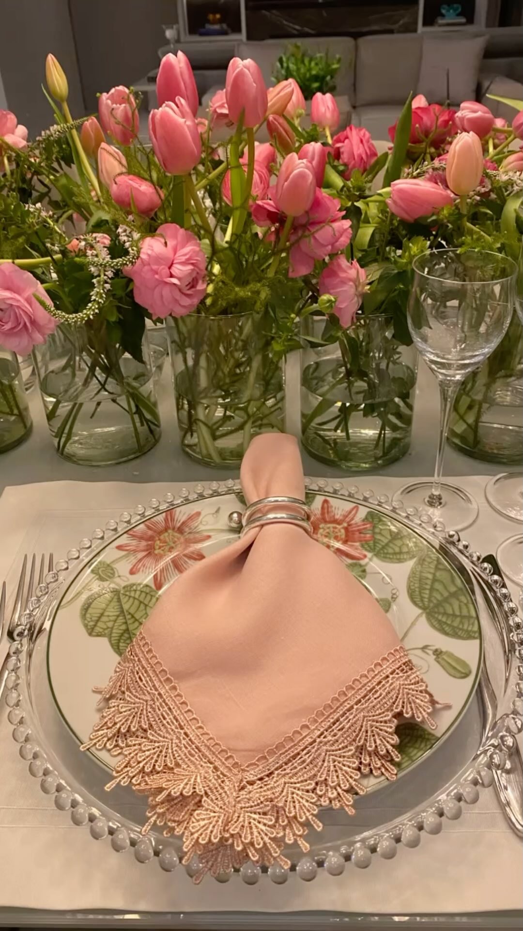 Delicadeza e beleza resumem esta mesa, de uma cliente super especial, no #tbt de hoje. Os aplausos são para a florista @repasqua, que conseguiu exprimir em flores o clima da festa 🩷#celebrarsempre #buffet #petitcomite #aniversario #serviçodebuffet #marcelamaragliano