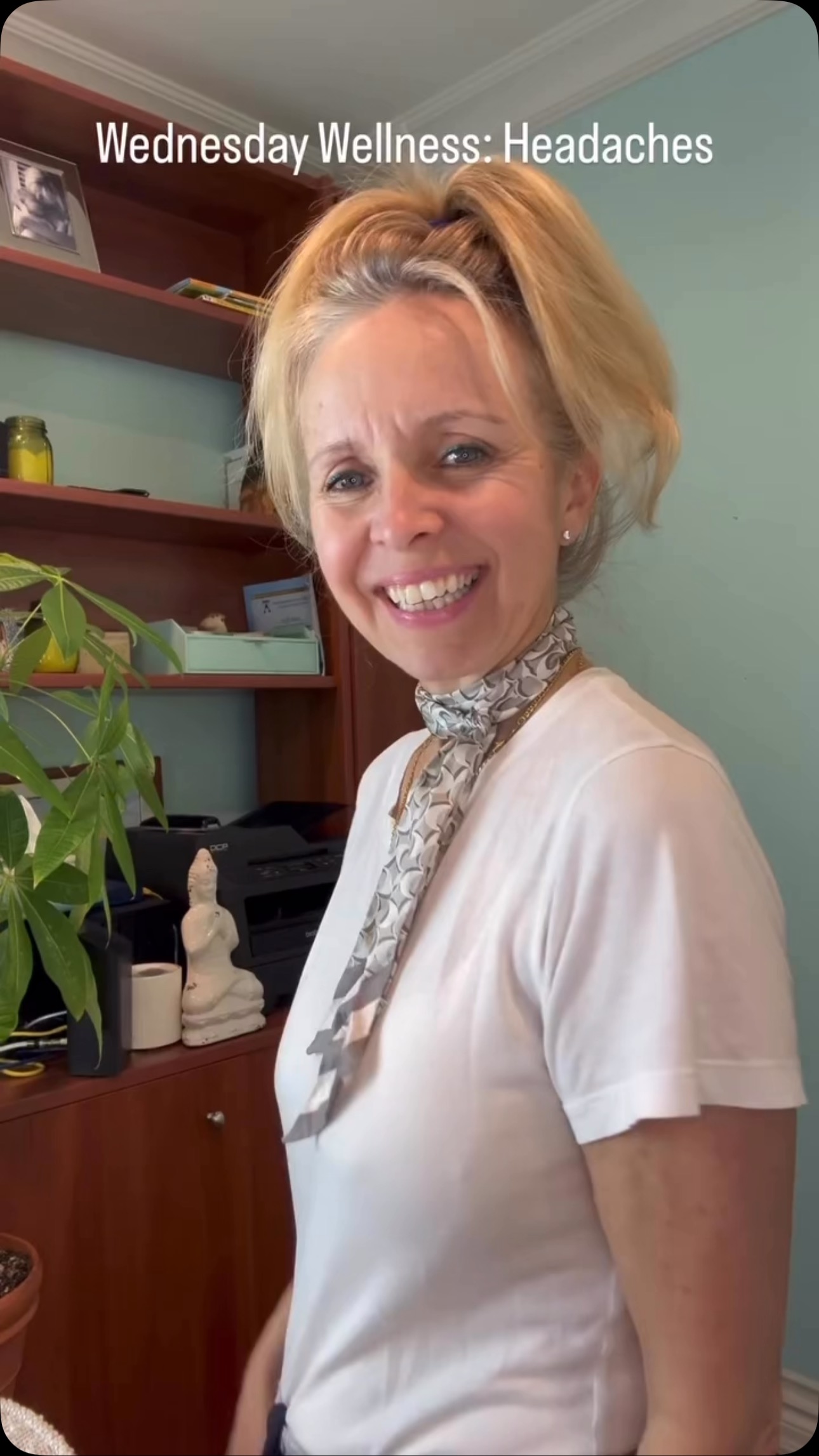 Let's do some simple self-healing. Cupping is accupressure for our own body and mind.
There are many colds that can happen with seasonal changes so this Chinese medicine movement can help with this issue:
Cup back of your scalp for 2 to 3 minutes and you can add the chant "kerrr" if you want.
There are many key energy points in this area which connect to your eyes, sinuses, hearing, mouth and your entire brain. This also prevents colds, and keeps your sinuses open.
Also helps with the following:
- headaches
- hearing loss
- ringing in ears
- opening sinuses
- poor memory
- dizziness
- motion sickness
This is courtesy book Head to Toe Healing.
Join our online qigong and meditation sessions each week.
#chinesemedicine #qigonghealing #headacherelief #colds #cupping #accupressure #wednesdaywellness #accupressurepoints #qi