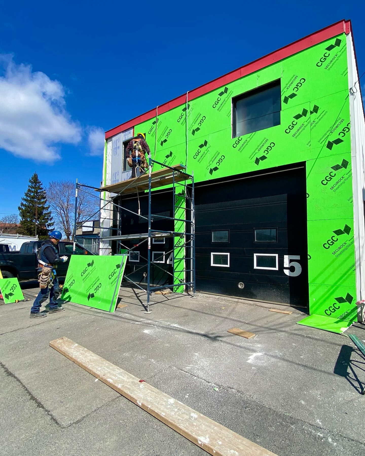 On termine l’enveloppe de la façade du bâtiment! #constructionvcm #bâtiment #entrepreneurgeneral #commercial #garage