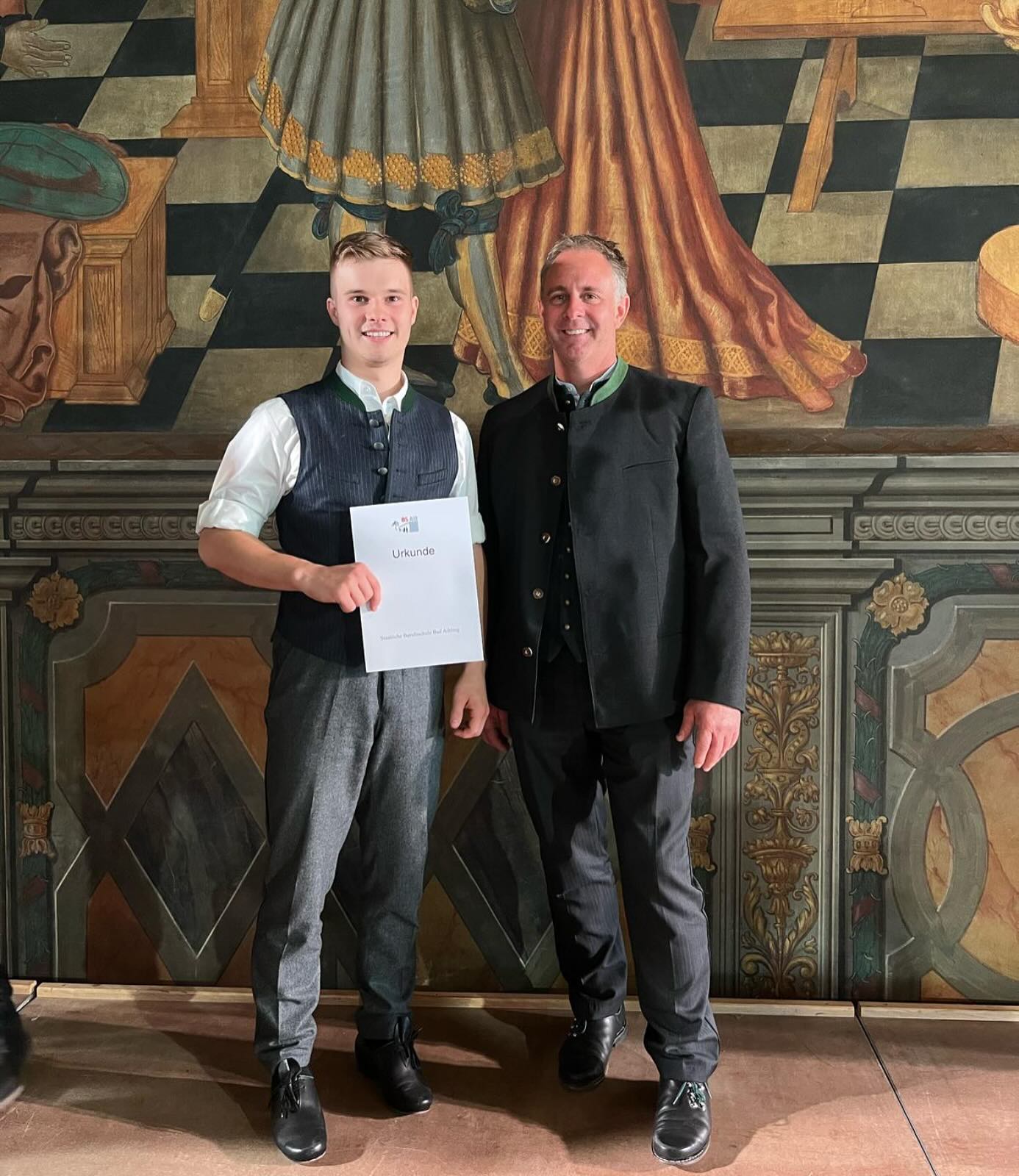 Herzlichen Glückwunsch, Christoph!🎉
Mit großer Freude dürfen wir verkünden, dass Christoph Sinhart den Staatspreis für seine tollen Leistungen während seiner Zimmerer-Ausbildung erhalten hat!🥇
Die Übergabe fand im Rathaussaal der Stadt Wasserburg statt - ein ganz besonderer Moment!🙌🏽
Wir sind sehr stolz auf dich Christoph!
Vielen Dank für deinen Einsatz, deine Leidenschaft fürs Zimmerer-Handwerk und den großartigen Teamgeist, den du mitgebracht hast! 🤗
Nun geht’s für dich weiter - mit einem Holzbau-Studium startest du in ein neues Kapitel.
Wir wünschen dir dafür alles Gute!🍀⚒️
#staatspreis #ausbildung #zimmerer #handwerk #holzbau #nachwuchs #team #azubi #stolz #ausbildungsbetrieb #holzbaustudium #zimmererausbildung #rosenheim #brannenburg #nussdorfaminn #zimmereiniederthanner