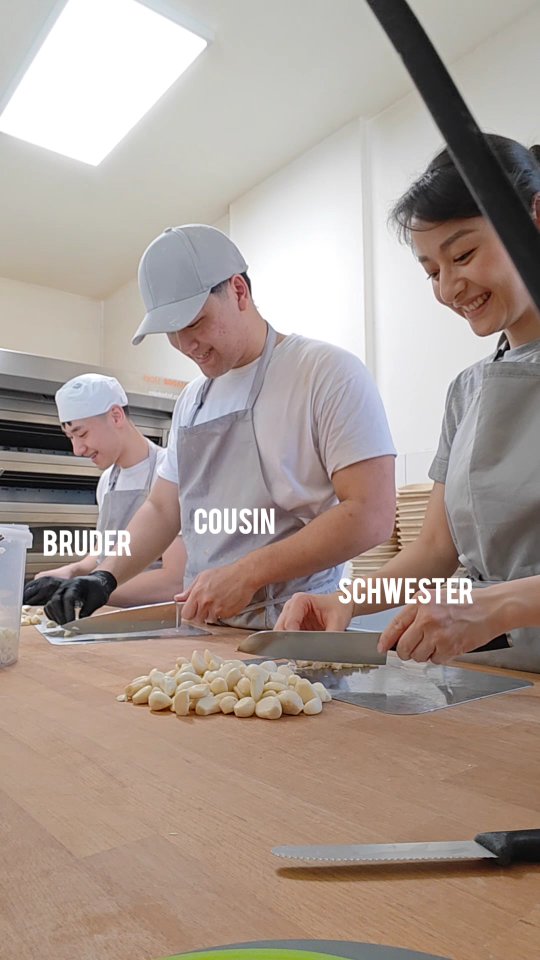 Wir sind übrigens ein Familienbetrieb 🙂
#familenbetrieb
#team
#sauerteig
#sauerteigbrot
#sourdough
#berlinerbrot
#brotbacken
#brotbackenmachtglücklich
#berlinfood
#berlinfoodie
#berlinfoodguide