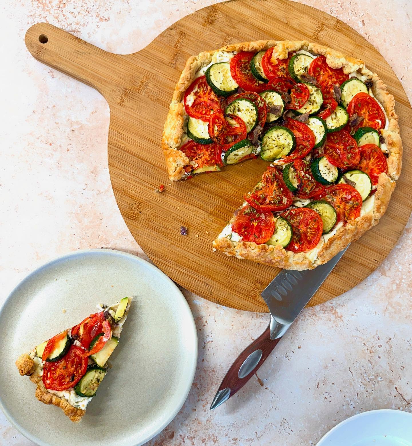 Thank you to everyone who attended our first live cooking demo of the year, ‘Spring Time Suppers’. Carole and Sara showcased a range of their favourite recipes including this beautiful paella and roasted tomato and courgette galette. Book early for ‘Autumn Feasts’!
#tandemcatering #cookingclasses #cookingdemo #surrey #surreyhills #whipleymanorfarm