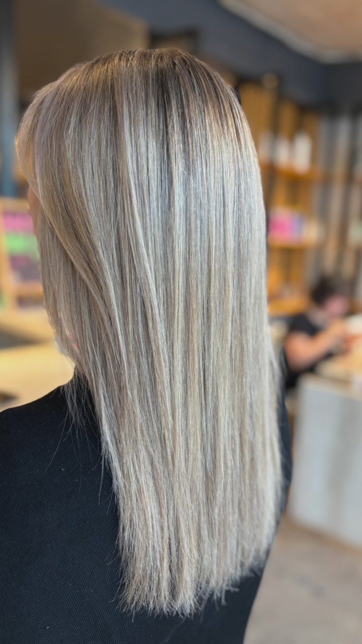 Chicas… los rubios JAMÁS pasan de moda 😍
Recuerda que nuestros diagnósticos son gratuitos 🥰 agenda uno y conversamos para tu próximo cambio de look✨
Este bello trabajo gracias a @redken y @k18hair_chile
Lindo trabajo hecho por Caco🤎
@redkenpro @redkeneducacion_cl #redken #carlosantunez2015 #providencia #coloristas #k18results #blonde #hairstyles #rubias