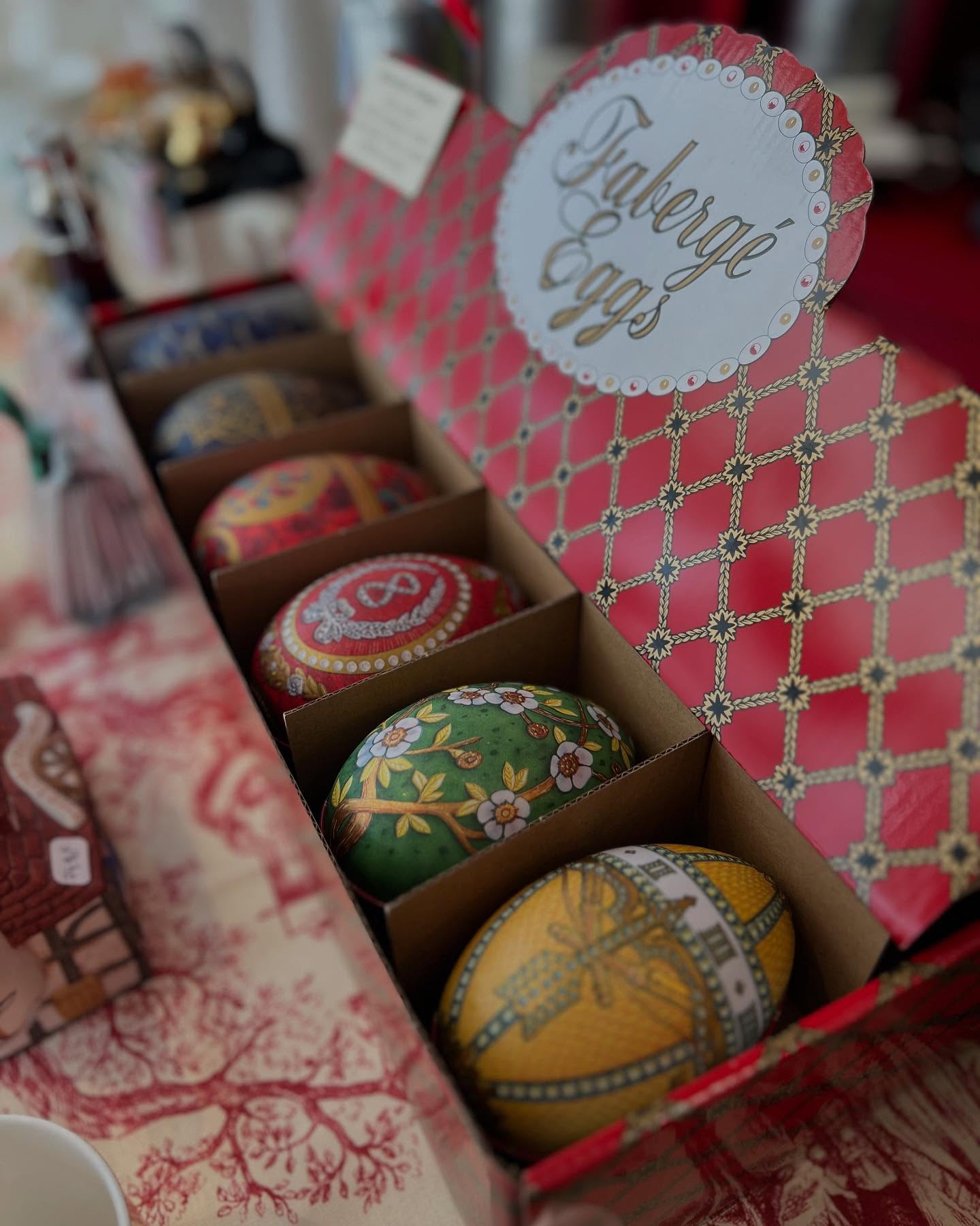 🐰LES ŒUFS DE PÂQUES AU CHOCOLAT SONT ARRIVÉS 🐰
Nos oeufs Fabergé garnis de chocolat ou de thé sont arrivés !
Les petits trésors pour les gourmands sont cette année les fritures praliné lait ou chocolat des talentueux chocolatiers @chocolaterie.feves
Les amoureux de thé quant à eux peuvent garnir leur bel œuf de jolies infusettes de thé ou infusion.
Dépêchez vous les stocks sont limités !
urs #toursmaville #tourscity #toursvaldeloire #regioncentrevaldeloire #sortiratours #toursevenements #betjemanandbarton #toursetmoi #tisanebio #sansalcool #thenoir #teapairing #naturel #bienetre #toursvaldeloiretourisme #myloirevalley #touraineloirevalley #miam #yummy #ceramicinspirations #excentric #teatime #easter #pâques #easteregg #oeufsdepaques