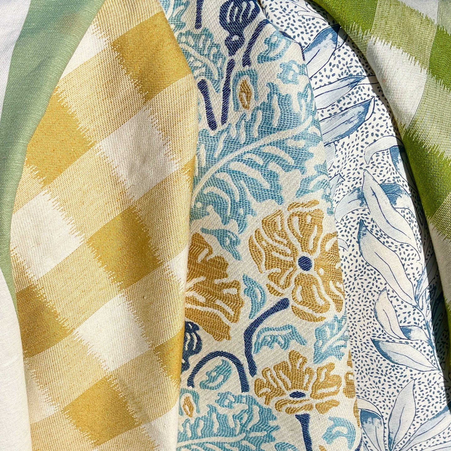 Happy weekend! Sunny fabric for sunny Saturdays. Long may they continue!! š
From left to right...
-Wide Stripe Bay
-Chequers Mustard
-Wild Poppies Ochre and Dusk
-Salix Dusk
-Chequers Moss
#springfabric #summerinteriors #happyfabric #blueandyellow #floralfabric #gingham #stripes #patternonpattern #sunnyinterior #clovellycloth