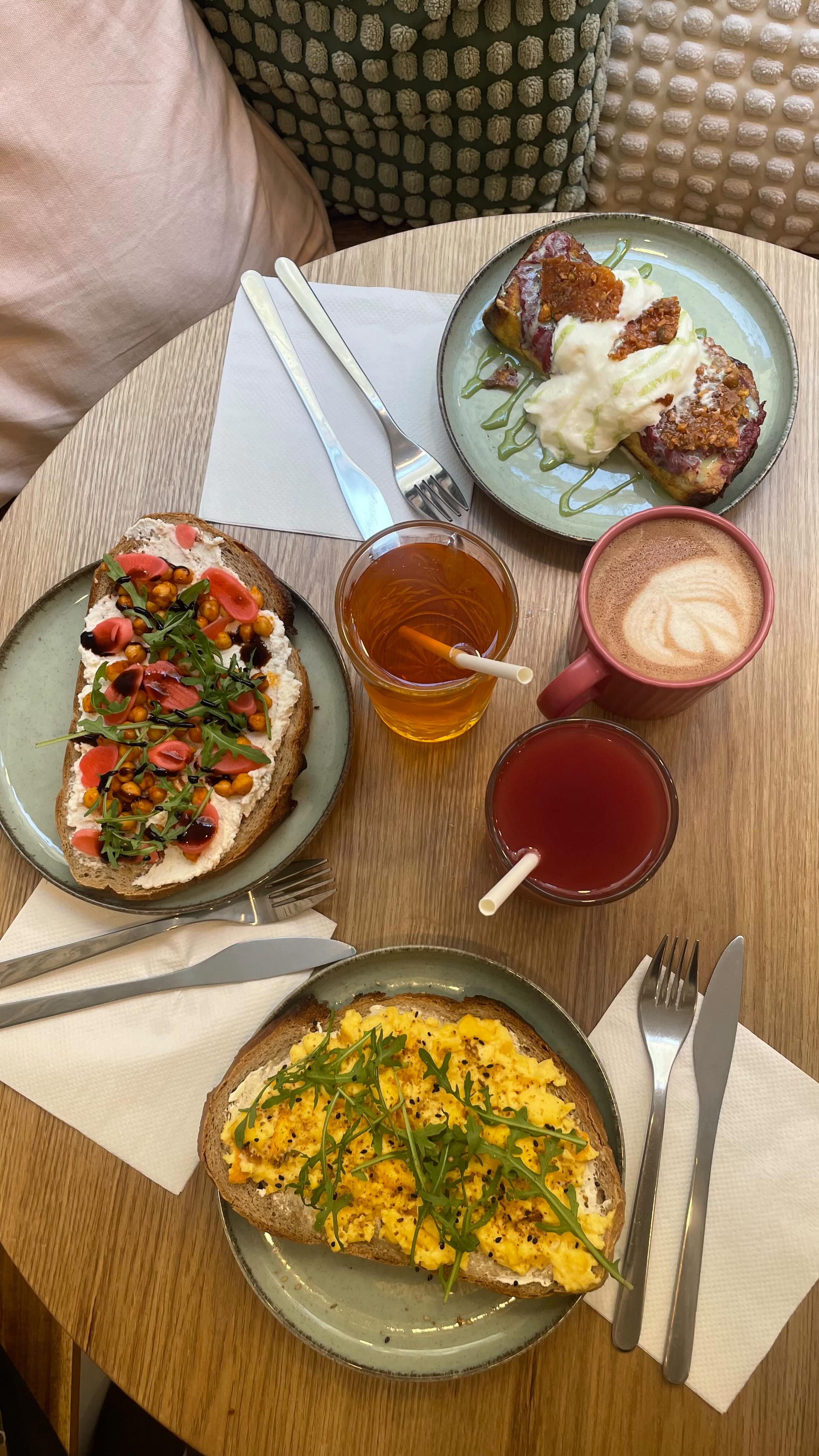 Spring time at Culottée 🌻🌻💙
Nouvelle carte a découvrir dans nos 3 cafés.
💙 Culottée - Boétie - Paris 8
💚 Culottée - Panoramas - Paris 2
💛 Culottée - Opéra - Paris 2
🍪 Coffee shop, breakfast, brunch & lunch
🗓️ Du lundi au dimanche, réservations sur www.culotteecafé.fr
#brunch #culotteecafe #breakfastparis #parismaville #homemade