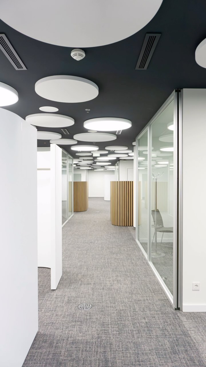 Nach erfolgreicher Umsetzung des New-Work-Konzepts im Kölner Neubau der Kassenärztlichen Vereinigung Nordrhein haben wir nun auch die Büroflächen im Haus der Ärzteschaft Düsseldorf modernisiert. Durch flexible Raumgestaltung, nachhaltige Materialien und verbesserte Akustikmaßnahmen schaffen wir eine zukunftsorientierte Arbeitsumgebung, die den aktuellen und kommenden Anforderungen gerecht wird. 👂🏙️