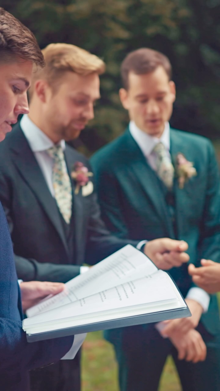 These little unexpected moments make wedding films so special. Itโs not just about the vows and first dancesโitโs about the genuine joy, the laughter, and the real emotions that make the day uniquely yours. ๐#WeddingVideography #LondonWeddingVideographer #WeddingBlooper #FunnyWeddingMoments #WeddingDayLaughs #BestManFails #GretaAndJohn #UnforgettableMoments #CandidWedding