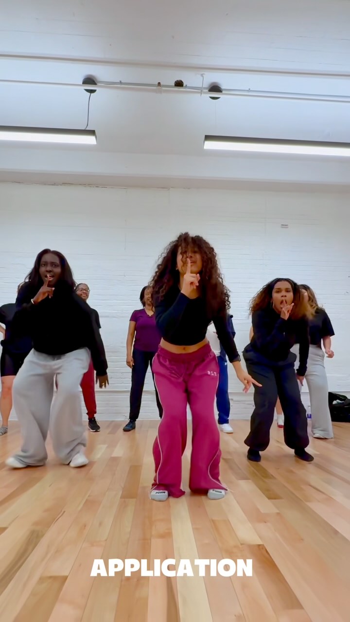 Un esprit qui apprend. Un corps qui maîtrise. Une énergie qui marque. 💫
Ce soir aux @uplift514_studios avec @rama_mbodj pour la dernière semaine de la session avec Afro Dancehall à 18h30 et Afrohouse à 19h45.
Deux cours. Deux énergies. Une même intensité.
De la technique. Du style. De la présence.
Et du soleil ☀️ pour te guider jusqu’aux studios ‼️
.
.
.
.
.
.
#AfroDancehall #Afrohouse #MontrealDanceScene #Uplift514 #RamaInMotion #DanceClassMontreal #FinalClassEnergy #StyleEtMaîtrise