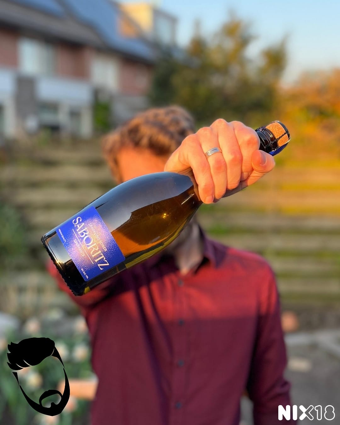 Saboritz Spumante, Veneto, Italië
Wij hebben gemerkt: als je voor alcoholvrij gaat, zijn bubbels vaak een veilige keuze. En zeker deze van Saboritz! Hij heeft een sprankelende fruitige en frisse geur, met vooral perzik en citrus. De smaak is heerlijk zacht door de verfijnde bubbel, en tegelijk lekker fris door de aangename zuren. Het is geen hele mond vol, maar wél een verfrissende bubbel die je helemaal verantwoord bij je paasbruch kan schenken. Wij waren echt blij verrast!
Onze beoordeling: 🍼🍼🍼🍼
Wij kregen ‘m van @worldofnix. Richtprijs is €12,99
Deze bubbel is een typische Prosecco-stijl, maar dan zonder alcohol. Gemaakt van gedealcoholiseerde (lekker galgje woord...) wijn van 80% Glera en 20% Airen druiven. Omdat het eerst ‘echte’ wijn was, kan er nog een miniem beetje alcohol in zitten. Altijd minder dan 0,5%, dus minder dan een overrijpe banaan ;). Maar deze wijn heeft dus óók veel minder calorieën. Dubbel verantwoord dus! Per glas maar 19,1 kcal, in plaats van zo’n 80-100 voor een gewone Prosecco.
Alcoholvrije wijn is helemaal upcoming in de wereld, maar zeker ook in Italië. In 2023 groeide de markt voor ‘no alcohol or low alcohol’ (NOLO) wijn met meer dan 30%! Een interessante trend waar steeds meer Italiaanse wijnmakers bij aansluiten.
Deze fles is ter beschikking gesteld door de wijnhandel en is geen betaalde reclame.
#proost #wine #wineenthusiastlife #winefluencer #winelover #wineofinstagram #winestagram #instawine #dewijnvaders #wijn #vaders #prouddad #papa
