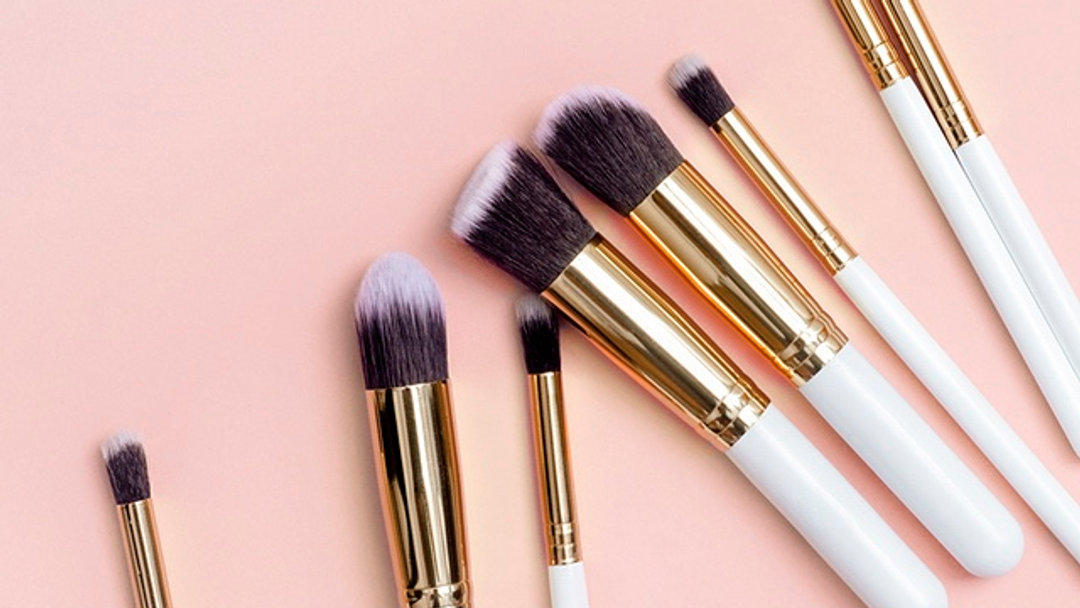 🎨 Ready to level up your makeup game? 🎨 Choosing quality makeup brushes is key to a flawless look! 🖌️ Not only do they help you achieve that perfect finish, but with proper care, they can last for years! 💖✨ Discover my insider tips on choosing and caring for your brushes. #MakeupTips #BeautyEssentials #MakeupBrushes #LouiseKeaneMakeup #makeupartist#LinkInBio