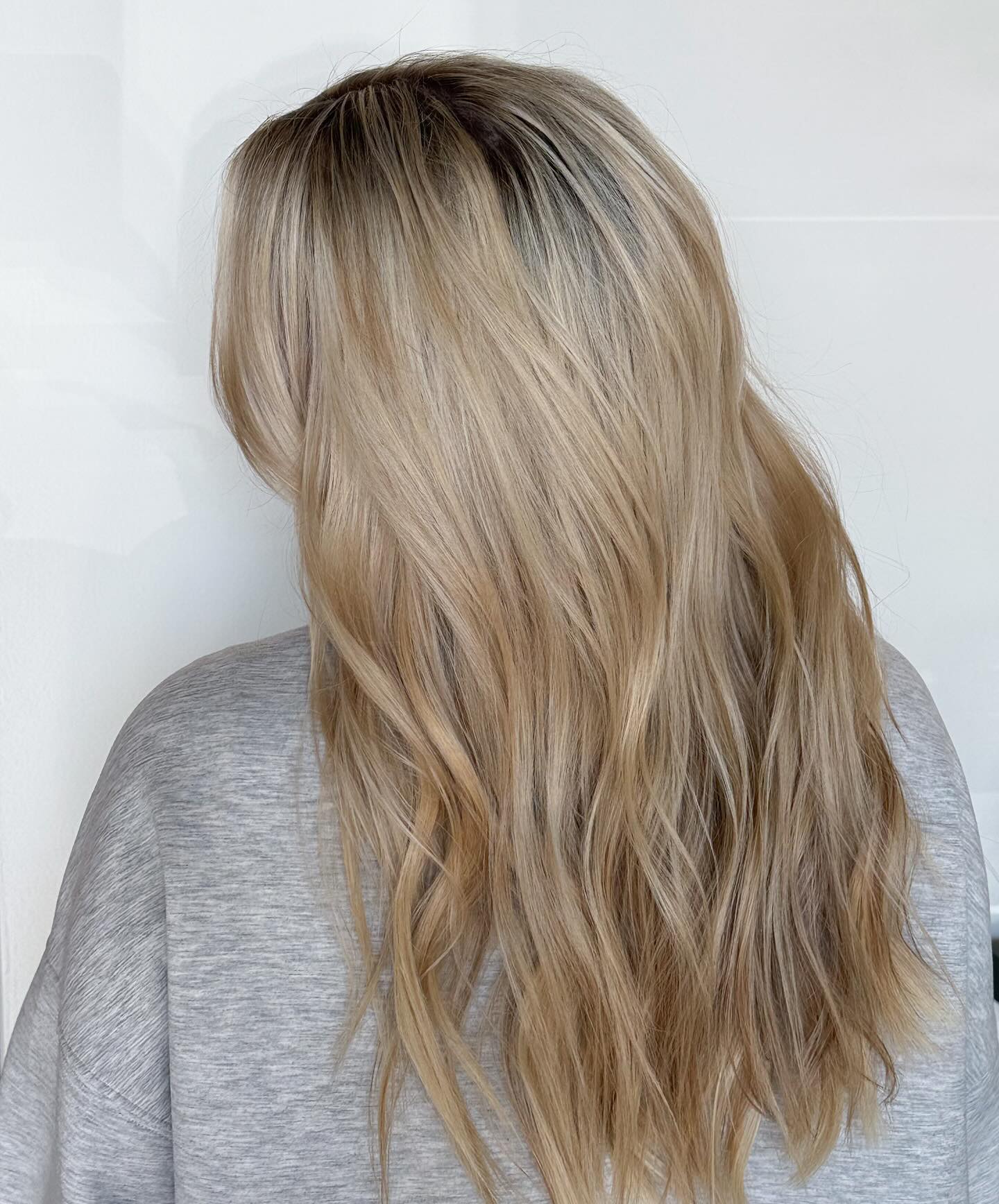 “Blonde bombshell vibes on full display with this flawless foil and luxe extensions! ✨ Get ready to turn heads with this next-level look. 💁♀️
Color + extensions by Nicole
#BlondeGoals #BombshellHair #FoilHighlights #HairExtensions #BlondeBeauty #HairTransformation #HairInspo”