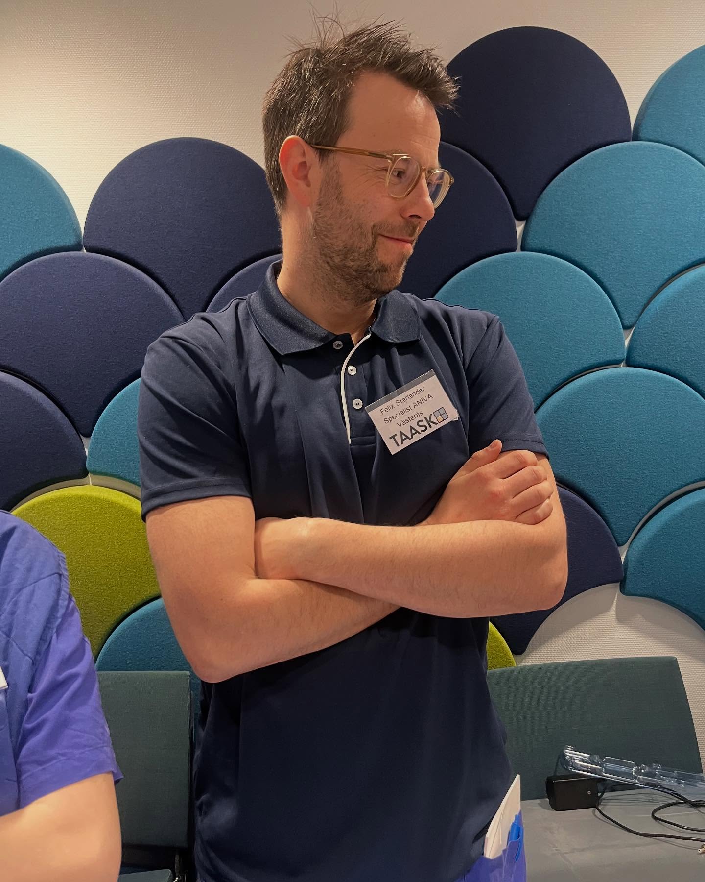 Det här är Felix, som är blivande facilitator och håller på att introduceras på TAASK Masterclass #75 i Göteborg. Felix Starlander, vem är du?
Jag är specialistläkare i Västerås och tycker det är roligt med utbildningsfrågor och simulering. På fritiden håller jag på med teater och tillbringar mycket tid med familj och barn.
Varför har du sökt dig till TAASK?
Jag har hela vägen från läkarprogrammet tyckt att det är spännande med simulering, framförallt för att det ofta blottar mina egna kunskapsluckor och brister. Jag tycker helt enkelt att det är ett bra sätt att lära sig mer. Dessutom är det roligt att träffa mycket nya människor! :)
Vad ser du mest fram emot under kursen?
Att lära känna deltagarna och att få nya inblickar i hur man kan tänka och resonera. #simulation #taaskmasterclass