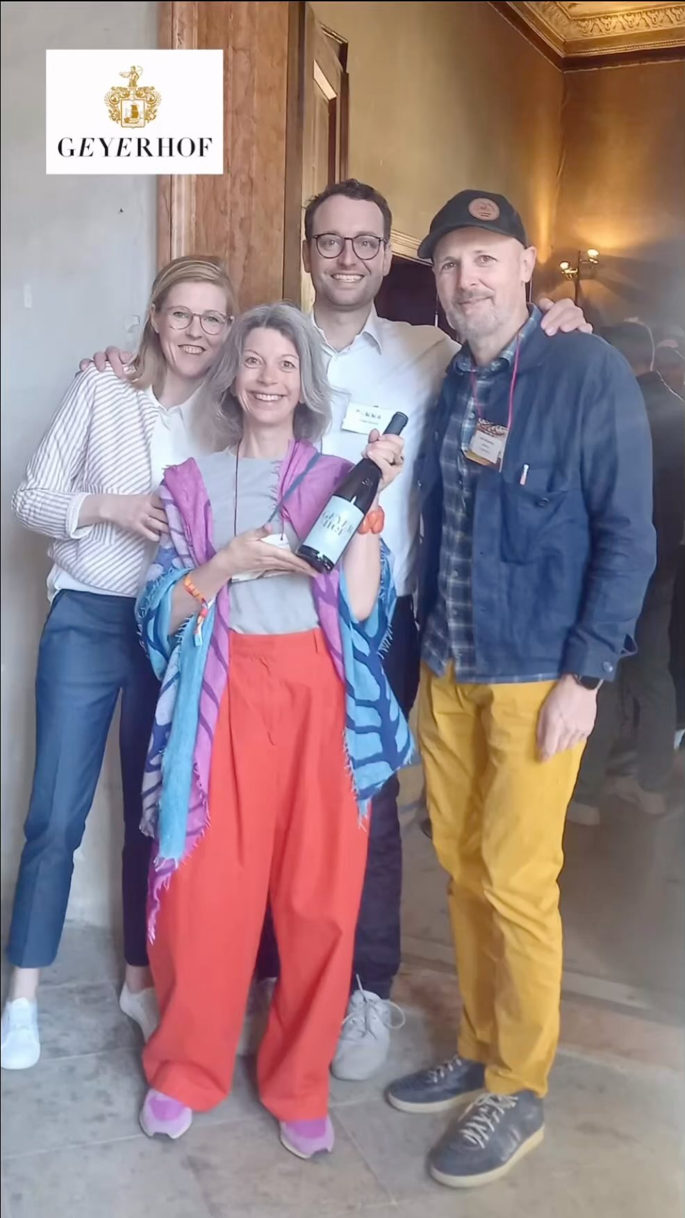 𝗪𝗲𝗶𝗻𝗸𝗶𝘀𝘁𝗲 𝗼𝗻 𝘁𝗼𝘂𝗿 🚗 - 𝗪𝗲𝗶𝗻𝗺𝗲𝘀𝘀𝗲 𝗦𝘂𝗺𝗺𝗮 /𝗦ü𝗱𝘁𝗶𝗿𝗼𝗹 🍇
Wir treffen Maria & Josef vom Weingut Geyerhof 🙌🏼 - unserem Weingut des Monats April! 🌸
•
•
•
#geyerhof #weingutdesmonats #summa #wirliebenwein #genussinklusive #regionaleinkaufen #thinkpositive #weinkiste #wine #weinkistestjohann @geyerhof @alois.lageder @treffpunkt_stjohann @kitzalpen @austrianwine