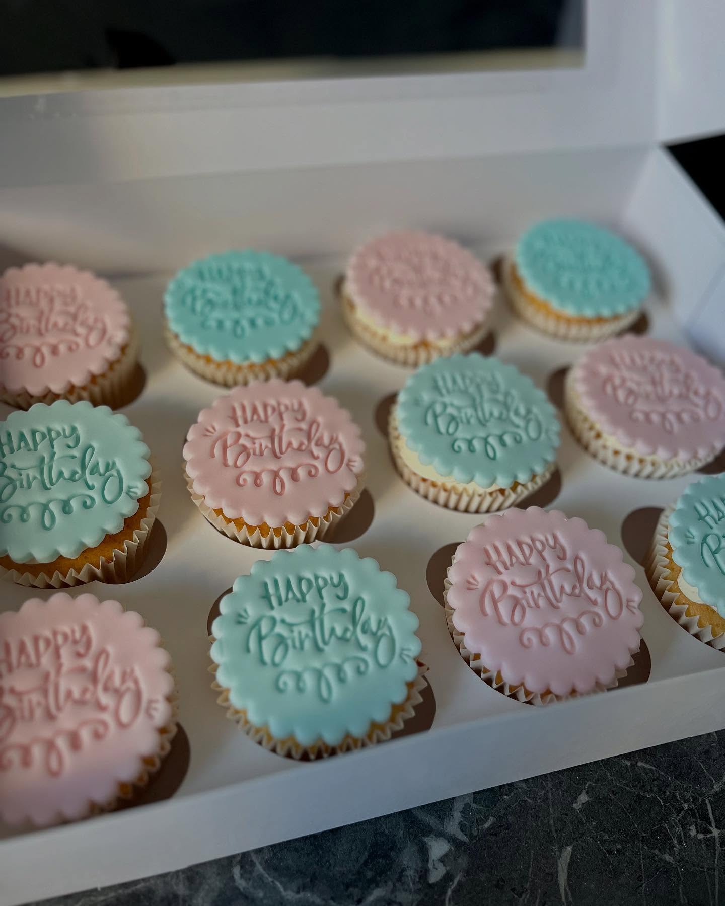 Simplicity at its finest with these happy birthday cupcakes 🧁
.
.
.
#bakeit #bakersofinstagram #buttercreamcake #cakedecorator #cakecakecake #cupcakestagram #cupcakesoftheday #birthdaycupcakes #happybirthday