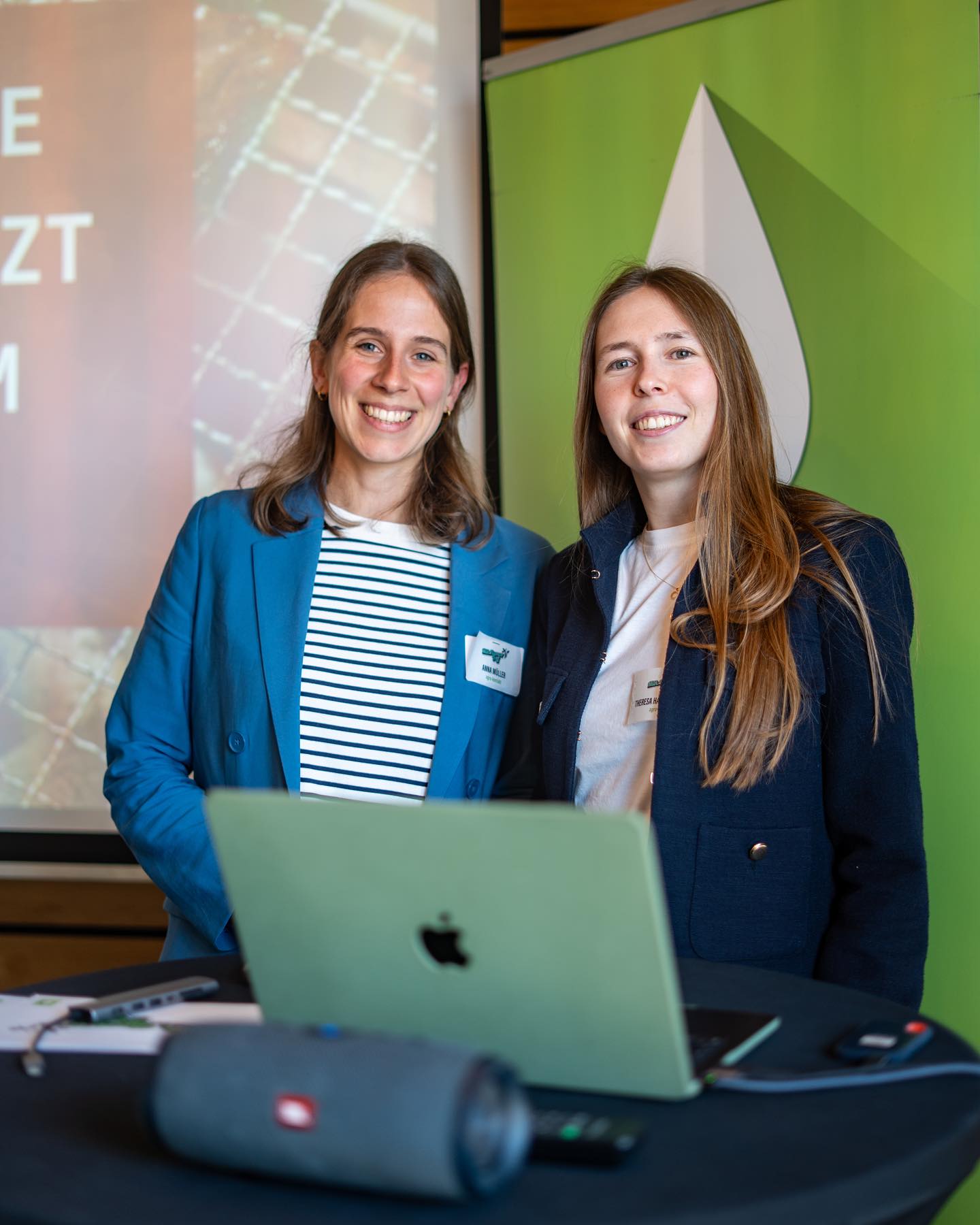 Im Rahmen des Projektes DIALOG MILCH brachte der Milkfluencer-Treff am 4. April 2025 bereits zum dritten Mal junge Landwirtinnen und Landwirte zusammen, um spannende Vorträge rund um Social Media zu hören und selbst bei einer Video-Challenge aktiv zu werden. 25 hochmotivierte Milchkuhhalterinnen und Milchkuhhalter – vom „alten Hasen“ bis zum Social-Media-Einsteiger – nutzten in der Hafenkäserei in Münster und im Anschluss auf dem Milchhof Oskamp in Laer die Gelegenheit, gemeinsam dazuzulernen und sich mit den anderen auszutauschen und zu vernetzen.
Dies hat uns große Freude bereitet 👌😎🐄