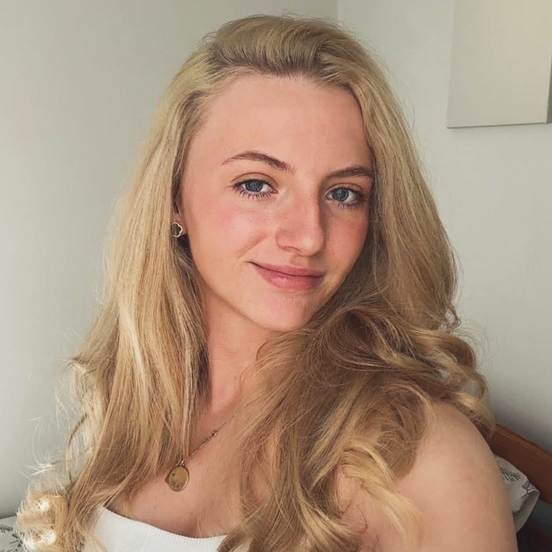 The beautiful @millie.txrner wearing our
“Midnight Clover Gold Stud Earrings”
Stunning, classic, timeless 🤍🖤💛
We also stock the matching bracelet ✨
@elliyanjewellery
#elliyanjewellery #stainlesssteel #gold #clover #blackandgold #jewellery #uk #uksale #sale #jewellerysale