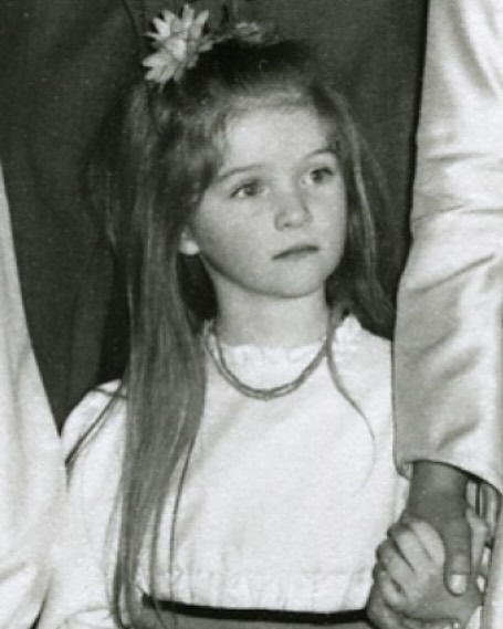 I was lucky enough to be a bridesmaid many times growing up - I remember loving it so much. Here I am aged about 6.
Just something a little different for this Monday morning 😊❣️