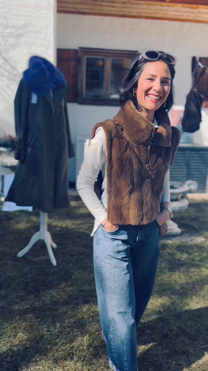Customer Story:
Leonie zeigt euch, wie sie ihren „Rollunder“ für den Frühling styled und wir geben eine klare 10/10 !
So cool wie sie ihren geschorenen und neu erfundenen Nerz (übrigens aus dem Opernjäckchen ihrer URGROSSMUTTER‼️ aus dem Jahre 1940) re/designed mit einer lässigen Barrel Jeans und einem weißem Longsleeve und Ballerinas kombiniert 😎
Danke @leonie_u.m dass du unsere Vision teilst und wertvolles Premium-Material im Kreislauf hältst. 🪄♻️💚
Deine Uroma ist sicher sehr stolz und so immer ein bisschen mit dabei 👏❣️
🪄Habt ihr auch noch ein besonderes (Erb)Stück im Schrank hängen?
📮Dann schickt uns gerne eine DM mit Foto des Schatzes und erhaltet eine kostenlose Beratung von uns, was wir daraus alles zaubern können.
📩 Leitet das reel an eine:n Freund:in weiter mit einem Schatz im Schrank, die sich über unseren Service freut. #keepitintheloop