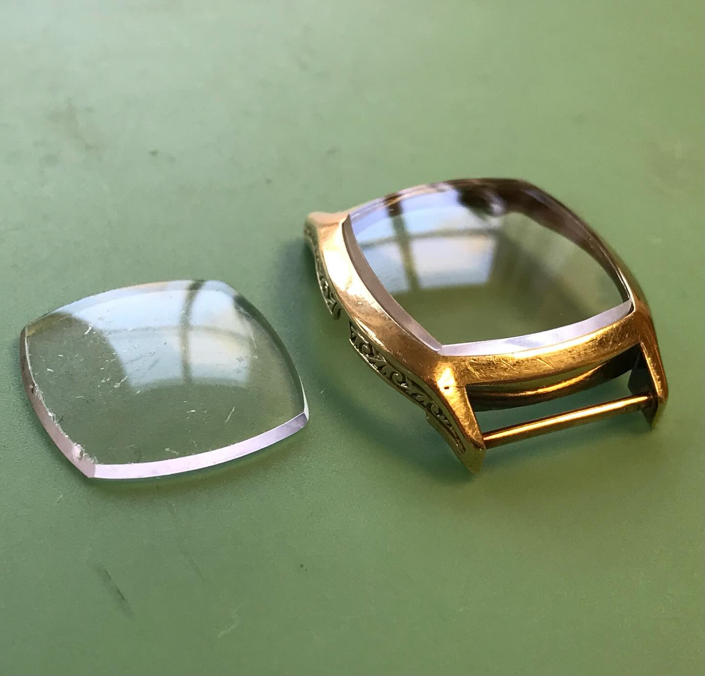 Från runt till fyrkantigt! Vi kan slipa om mineralglas och anpassa till olika former. Här slipas ett kupat runt mineralglas till att passa en fyrkantig 30-talsklocka och får en fin facett för att bli så likt originalet som möjligt. #urmakeri #watch #watchmaking #klocka #glas #mineralglas #watchcrystal #tidlösaur #tidlös #ulvakvarn #vintage