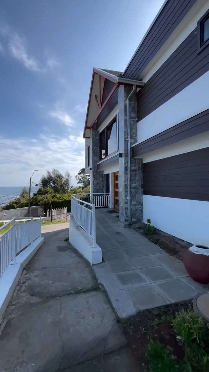 Cuando nos encargaron diseñar Hotel Butan, entendimos que no se trataba solo de levantar un edificio.
El terreno hablaba por sí solo: vistas al mar, una atmósfera de silencio, de pausa, de desconexión.
Un lugar que más que un hotel, pedía convertirse en un santuario.
Cada rincón fue pensado para que el mar esté siempre presente.
En Hotel Butan, el mar no es solo una vista: es parte de cada momento.
Desde las habitaciones, los espacios comunes y el restaurante, el océano te acompaña en silencio…
te abraza, te calma.
Aquí, el ruido del mundo queda atrás.
Solo tú, el mar, y una arquitectura que se funde con la naturaleza del sur.
Un lugar donde el tiempo se detiene, y lo cotidiano deja de importar.
Hotel Butan no es solo para quedarse.
Es para encontrarse.
En Castillo Sanzana Arquitectura, hacemos realidad este tipo de sueños.
Diseñamos, tramitamos y ejecutamos emprendimientos con sentido, para quienes buscan dejar huella y conectar con su entorno.
¿Tienes una idea?
Conversemos. Te ayudamos a materializarla.
#CastilloSanzana #HotelButan #ArquitecturaConSentido #SantuarioDelMar #DiseñoDelSur #EmprenderConPropósito #ArquitecturaChile