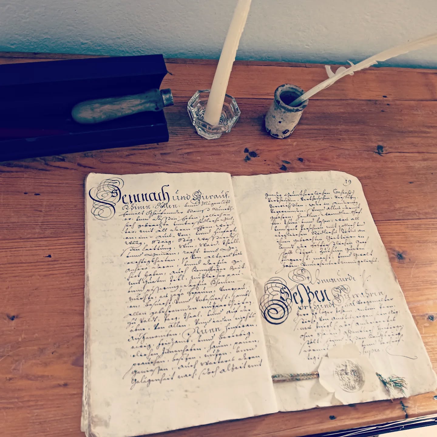 Uno dei miei film preferiti con Kevin Costner “L'uomo dei Sogni” racconta la storia di questo uomo, in mezzo al suo campo di pannocchie che sente una Voce: Se lo costruisci, Lui tornerà.
Ogni volta che vedo un campo di pannocchie mi viene in mente quel film, visto per la prima volta 35 anni fa, all'età di 8 anni e mai dimenticato!
Oggi l'ho voluto riguardare e con la maturità di adesso ho realizzato il vero messaggio
Quel film così poetico e surreale ci spiega perfettamente quello che accade quando la vita decide di farci un regalo. e soprattutto quando noi decidiamo di permetterglielo
Un messaggio forte e chiaro che arriva al nostro inconscio (e se siamo fortunati anche al nostro conscio):
Se vogliamo vivere una vita piena e degna, se vogliamo realizzarci, se vogliamo alleggerire il bagaglio della nostra vita, se vogliamo essere un esempio per i nostri figli e donargli la Libertà che meritano, se vogliamo sentirci realizzati e felici... abbiamo bisogno di sanare le ferite con il passato, tutti i sospesi, gli irrisolti e inondarli di Amore e Compassione.
Perché come disse Bert Hellinger: “ Ciò che accade, accade per Amore e ciò che grazie all'Amore viene mantenuto può essere sciolto e annullato solo nell'Amore.
C'è un futuro solo per chi è in sintonia con il passato”