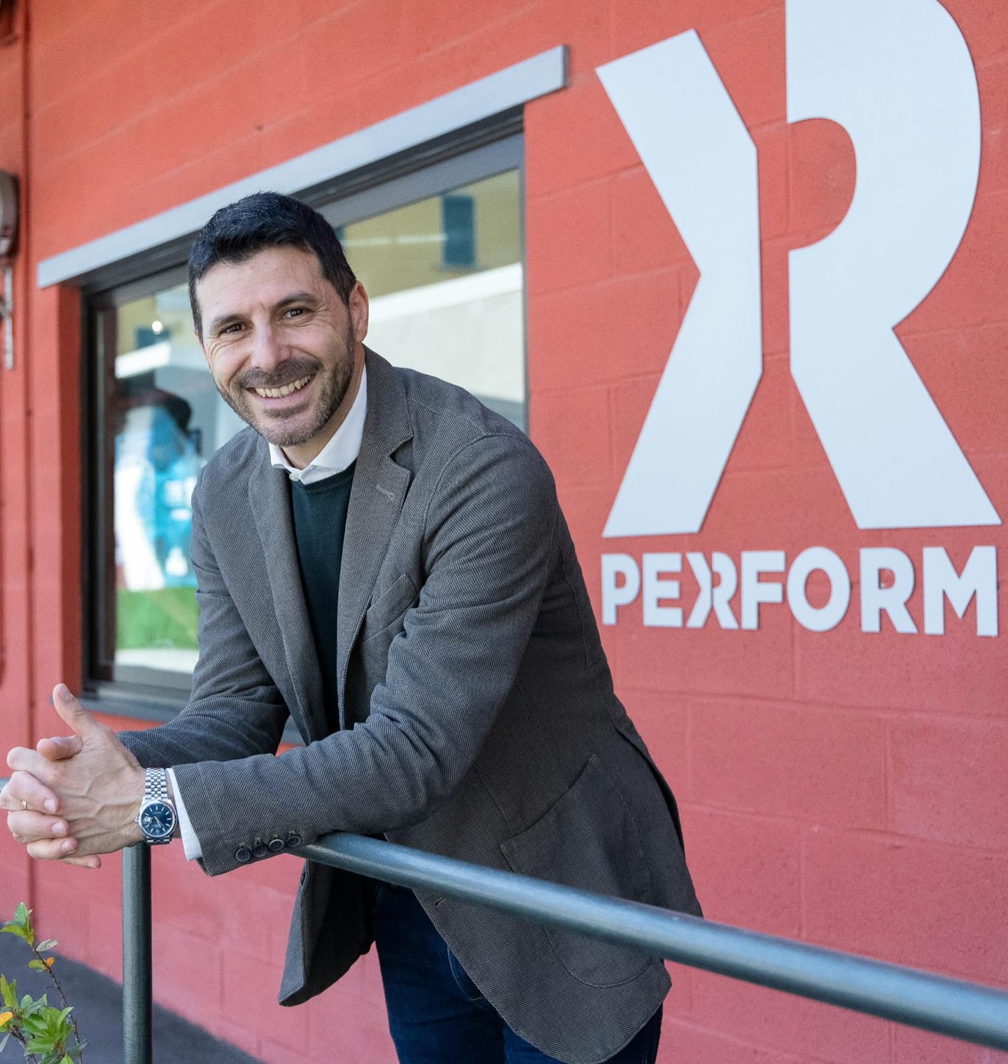 Un tuffo nel passato …
Da quasi 10 anni è iniziato il nostro viaggio, la scelta della location e del nome Perform cela una mission ben precisa da parte di Francesco Vaccariello , FOUNDER e TITOLARE.
Vi sarete chiesti ….
Perché il nome Perform ⁉️⁉️
Ebbene con questo nome si vuole rimarcare l’obbiettivo principale che si è voluto dare con la nascita di questo centro , ovvero dare la possibilità ad ogni individuo di migliorare la propria qualità e performance nella vita quotidiana, attraverso un processo integrato di competenze complementari messe in atto da professionisti specializzati nell’acquisizione di consapevolezza psico-fisica , essenziale in qualsiasi situazione della nostra vita .
Perform non è affatto quindi un termine riferito solo allo sport , ma cela dietro di sè una cultura di benessere generale volto allo stare meglio in tutti gli ambiti della vita .
Perciò il nostro claim :
MY LIFE PARTNER ,
Perform, un supporto per la tua vita !