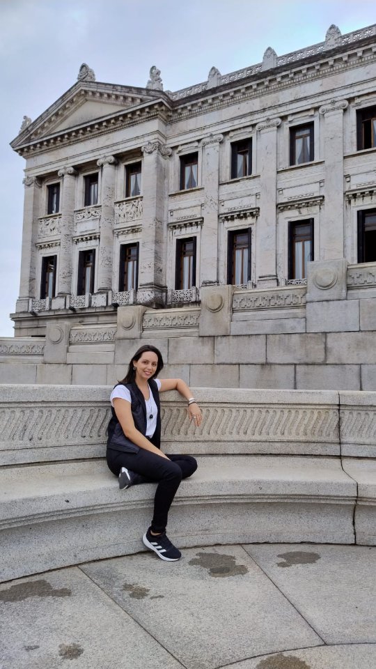 O problema não são os dias ruins! Até porque dias ruins são inevitáveis. Fazem parte da vida de qualquer pessoa e isso já é um dado muito importante para se pensar, pois se os dias ruins tivessem poder para definir algo, talvez já tivéssemos sido engolidos pela grande onda de negatividade que os dias ruins trazem.
Mas o que faz recomeçarmos após esses dias? A forma como reagimos, ou seja, no tipo de relação que você, eu e todos estabelecemos com os sentimentos e pensamentos desencadeados após o evento ruim... e lembra que são na maioria negativos? Pois é!
Por mais que o evento esteja fora do nosso controle, nossa resposta conosco é o mais importante!
Mas não basta QUALQUER reação! Precisa ser algo que te tire dessa maré ruim, e não algo que prolongue mais. Por exemplo: gritar... isso só vai causar mais angústia e raiva, prologando ou até criando mais problemas. Mas ao invés disso, você pode escolher desacelerar, respirar fundo e lembrar que tudo PASSA – inclusive os dias difíceis. E trazer para a sua consciência as suas verdadeiras prioridades... que certamente não é o problema em questão! Concorda?
Lembre-se: nossas ações e escolhas que nos definem e o caminho que nossa vida percorrerá... NÃO OS DIAS RUINS!
--
Beatriz Job 🌻
Psicóloga CRP06/139342