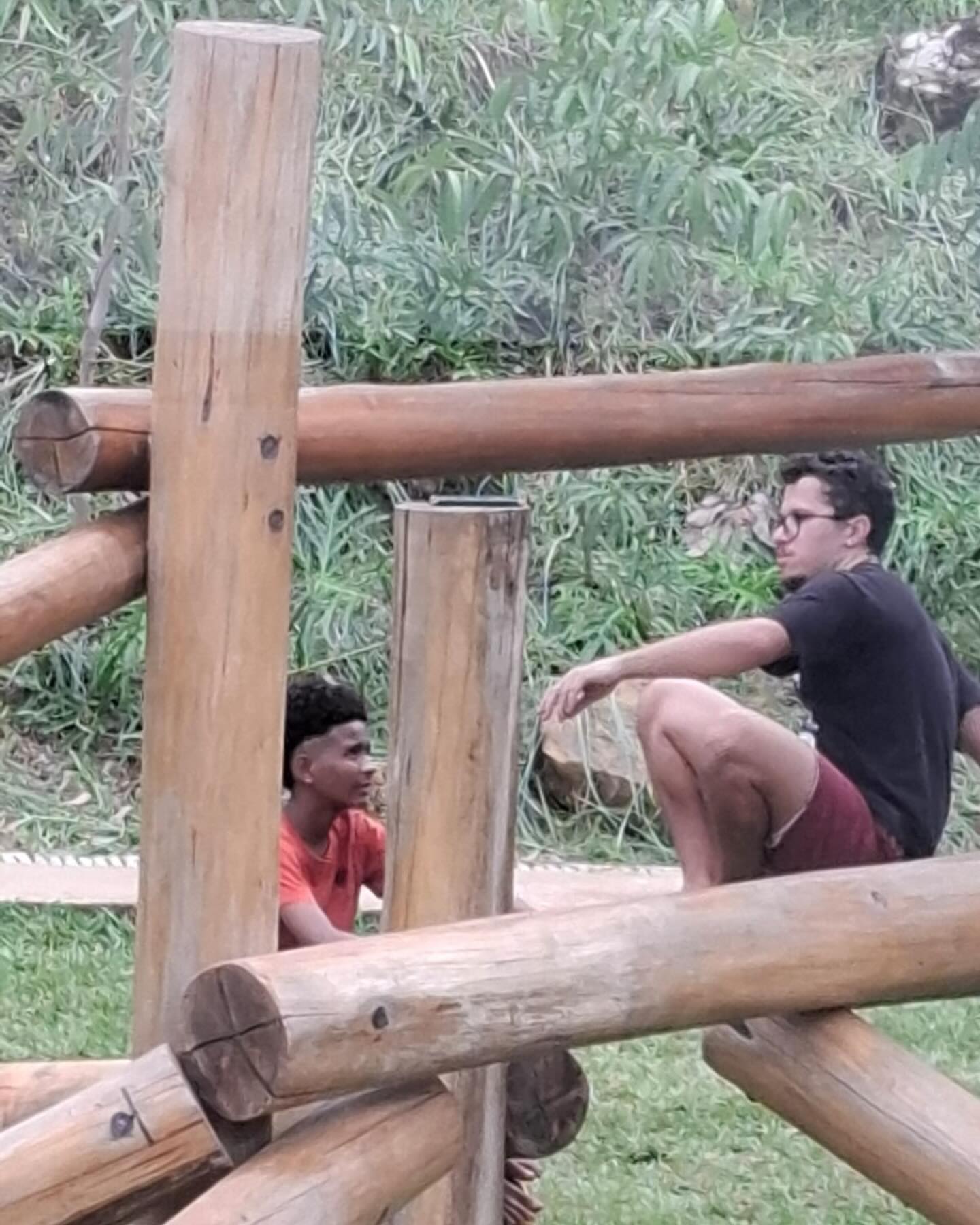 O cotidiano de uma escola é muito mais do que aquilo que foi previsto em regimentos, em planejamentos, em calendários. Ele é atravessado por imprevistos, por imponderáveis, por lições não escritas que podem determinar, não apenas a experiência educacional de um/a estudante, quanto também seu futuro. Um olhar, um tempo, uma conversa, uma atenção dirigida a um/a jovem é, certamente, uma experiência rara ou imprevista em muitos espaços que se querem educativos, mas é natural no currículo oculto de uma escola que se quer e que se faz, intencionalmente, mais humana.
Texto por @denisemacedorevisao, coordenadora do Ensino Fundamental II.