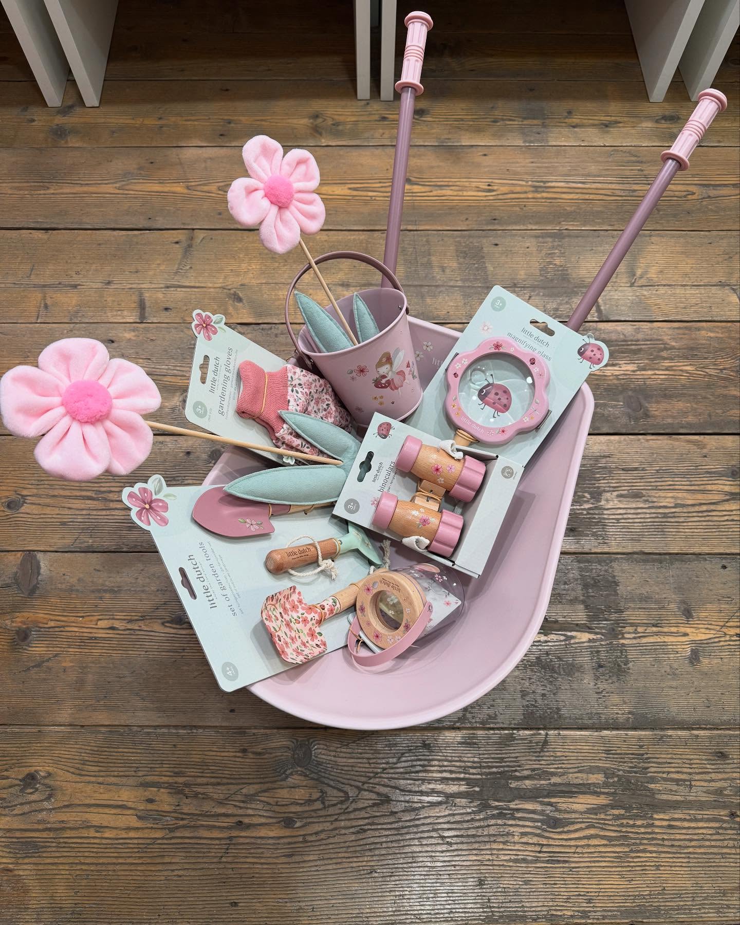 La meravigliosa collezione GARDEN di @littledutch_official e’ arrivata da Capsule 🌸
.
.
Tutto per il giardinaggio e l’osservazione della natura con le sue meraviglie 🌸
.
.
Per piccoli giardinieri in erba desiderosi di scoprire il mondo 🌸
.
.
Vi aspettiamo in negozio per scoprire tutti i prodotti di questa collezione 🌸
#capsulerovereto #piccoleemozioniquotidiane #garden#bambini#natura#littledutch #giardinaggio#love