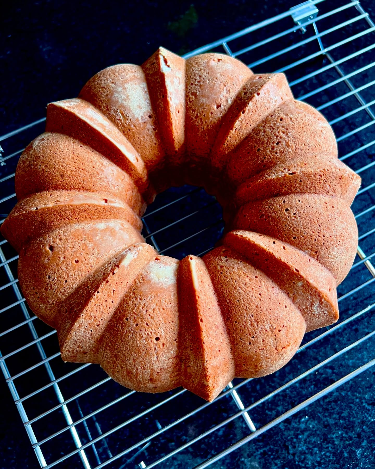 When the week feels long, bake a Bundt! This golden beauty is here to rescue our Wednesdayāone slice at a time.
#HumpDayHero #BundtBliss #MidweekMagic