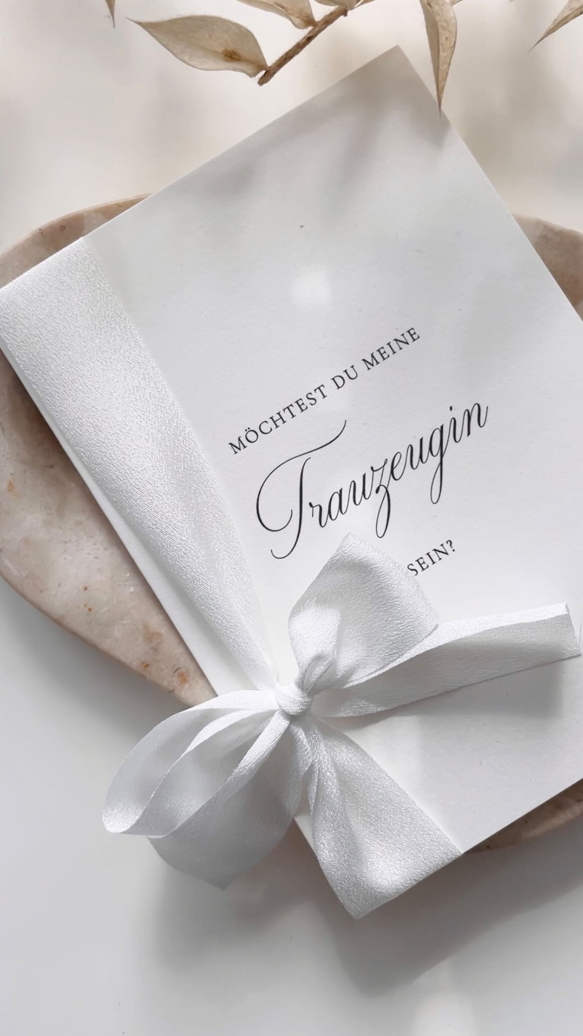 Frage deine zukünftige Trauzeugin, ob sie dieses wichtige Amt bei deiner Hochzeit übernehmen möchte. 🤍🌸
Jetzt verfügbar im Etsy Shop 🛍️
#trauzeugin #trauzeuginfragen #trauzeugingeschenk #papeterie #hochzeitspapeterie #smallbusiness #supportsmallbusiness #etsy