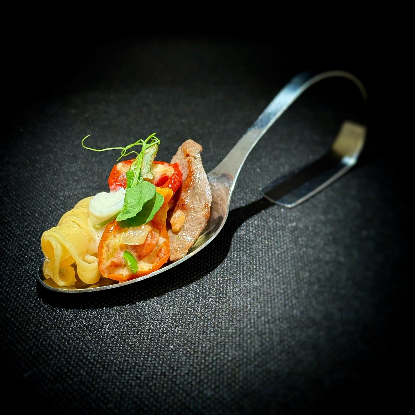 Unser Mittagstisch, heute mal im @thetastesat1 Format:
Frische Bandnudeln mit gebratenen Rinderstreifen
Creme Fraiche / Tomaten / Grana Padano / kleiner Salat
Natürlich als Tellergericht für 17,90€
#lunch #mittagspause #pier6 #bremerhaven