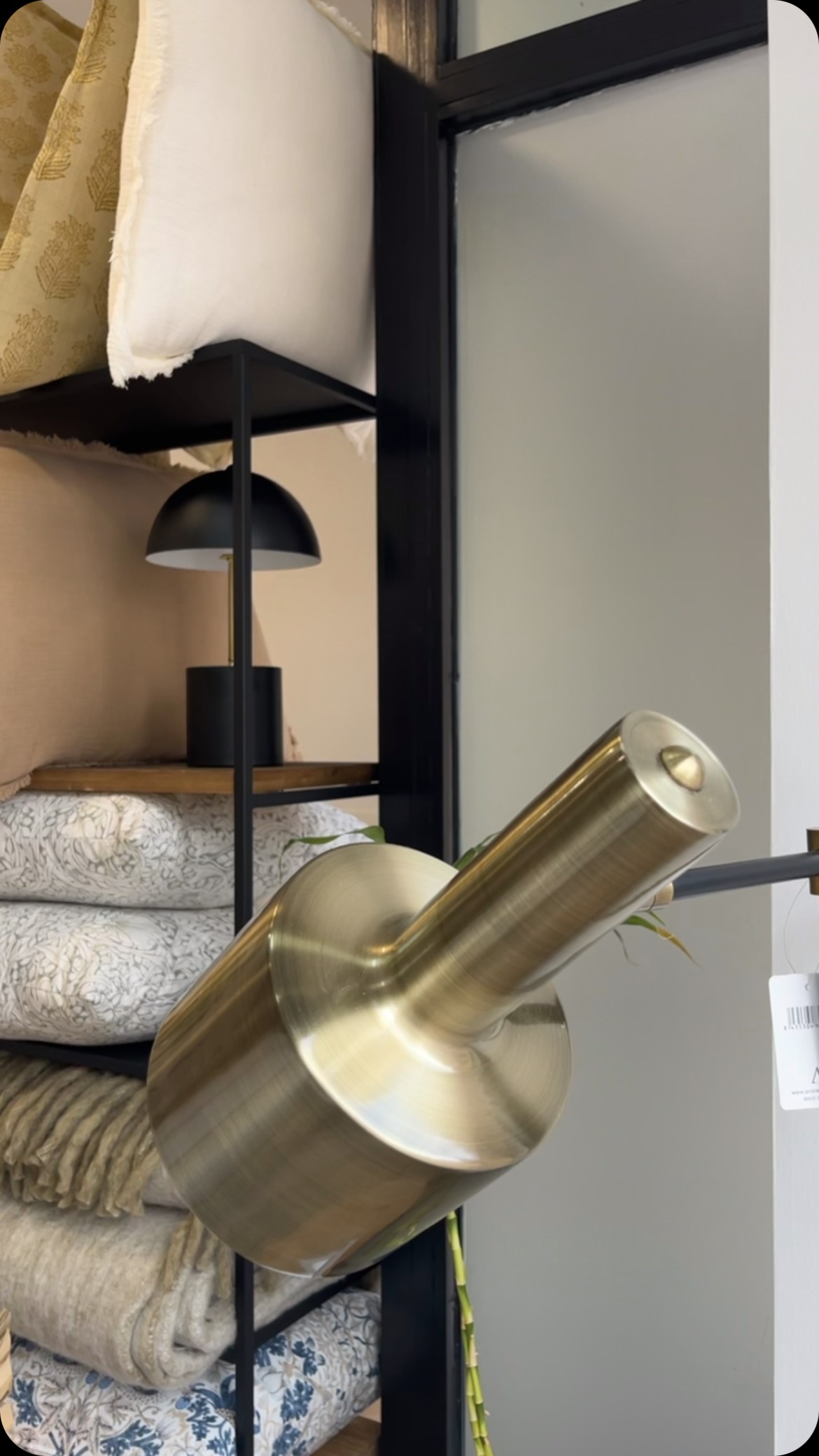 El truco para lograr la #iluminacion perfecta en tu hogar está en combinar la luz general con la de los puntos de luz cálida y decorativa.
Por eso, aprovecha abril para conseguir las lámparas con un -10% en el estudio de #livinglavidadeco
#deco #decoracion #diseñodeinteriores #decoradoresmadrid