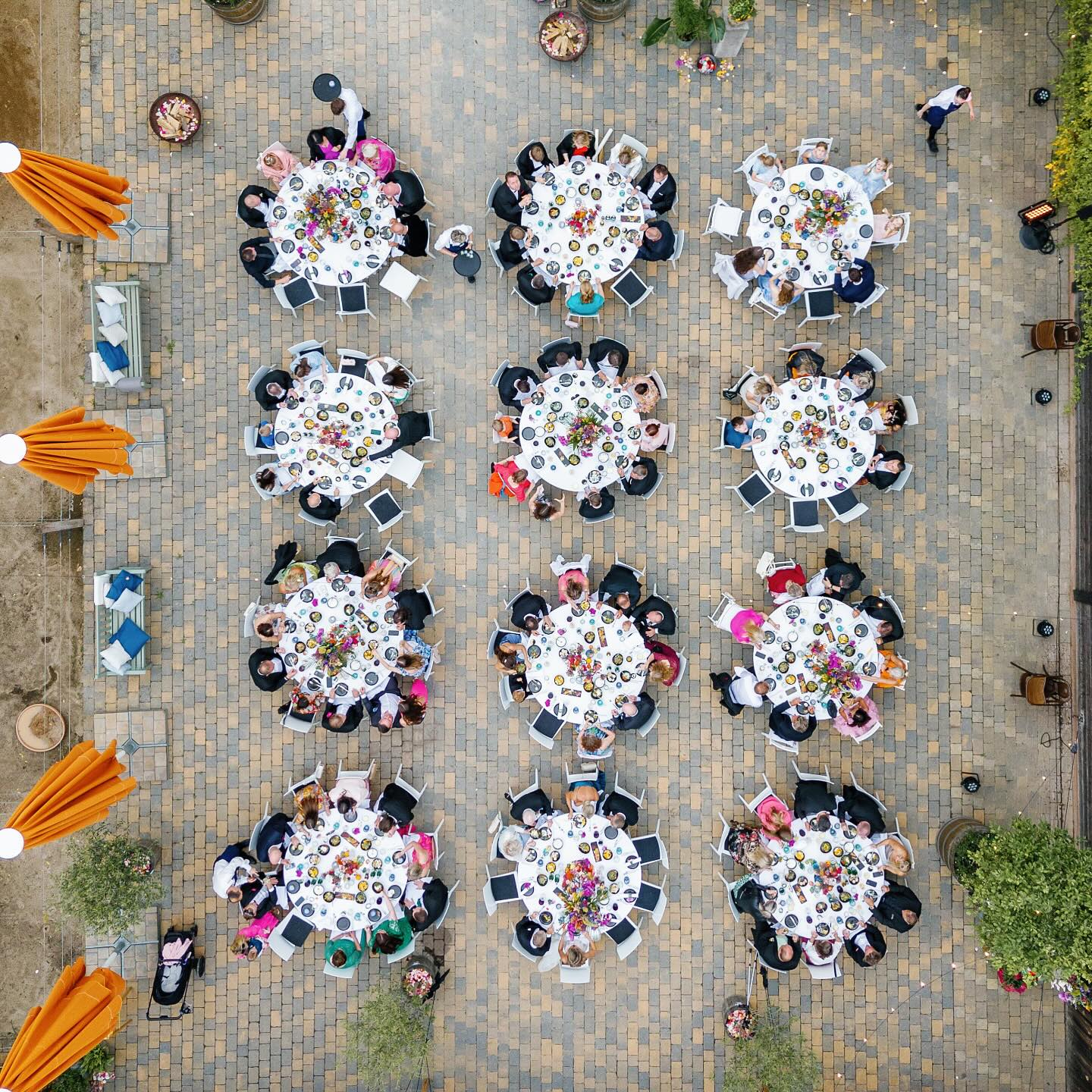 Hochzeitsdinner unter freiem Himmel. Hier hatten 120 Gäste locker Platz auf unserem Hof.
#eibenhofbadsaarow #eventlocation #hochzeitslocation #feieramscharmützelsee