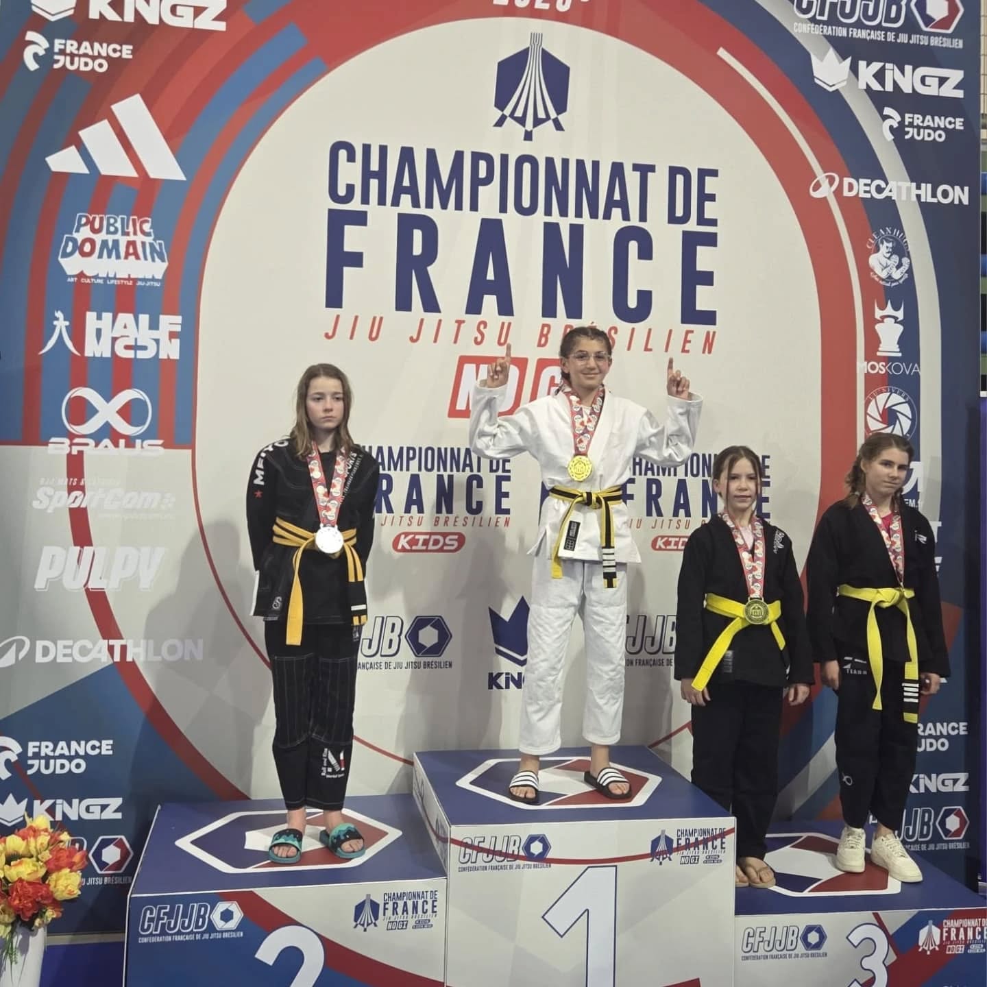 🥋 Championnat de France kids Gi & NoGi 🥋
@elora_jjb fait une belle médaille d'argent 🥈 en Gi après 2 combats gagnés par soumission et une finale malheureusement perdue sur une décision incompréhensible
Et également médaille d'argent 🥈 en NoGi après un premier combat gagné et une revanche de la part de son adversaire lors du deuxième combat ...
@momo_bjj38 fini médaille de bronze après deux combats perdus aux points...
@adil38_v2 et @leo ont tout donné lors de leurs combats, malheureusement sans pouvoir accéder au podium avec plus de 15 participants dans leur catégorie....
Bravo à tous les 4 et au coach @sosnakie et présidente chauffeur @chrysv258 pour leur disponibilité et accompagnement...
Merci à la mairie de #champsurdrac pour le prêt du véhicule 🙏
#jjbkids #bjj #bjjgrenoble