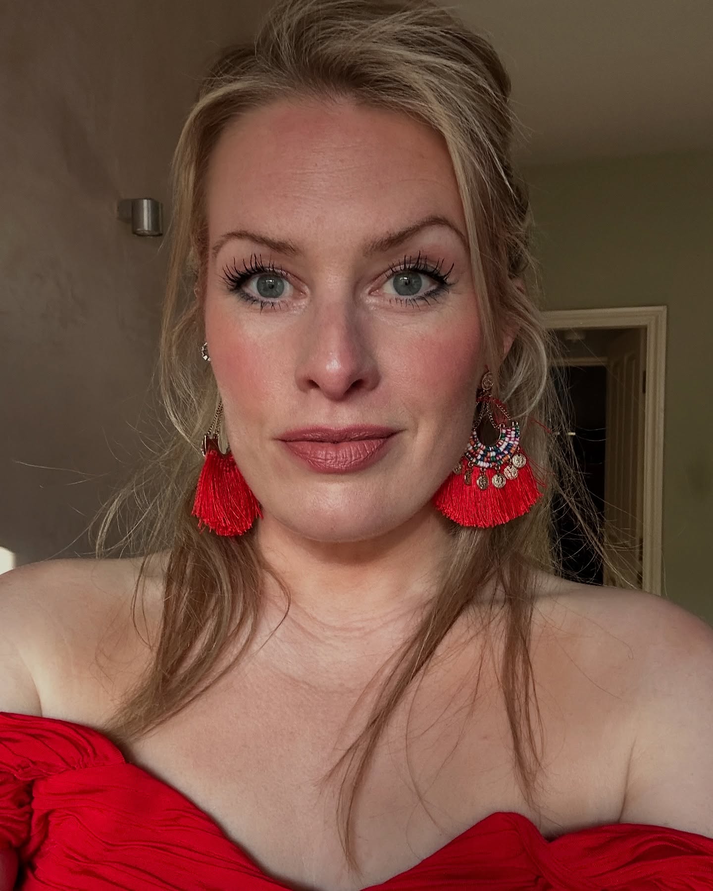 Personal post.
Last night I went OUT OUT in Liverpool to celebrate the one and only @lunarbiscuits who’s getting married next month and to catch up with some cherished friends.
I studied Drama at Liverpool and met all these incredible woman there (before moving to New Zealand and getting a bit of chance to put what I’d learnt in to practice).
Liverpool looked stunning in the sun and as I meandered up from the station, past where we lived on Mount Pleasant and our old drama building, it was lovely to reminisce and feel grateful for everything that’s come since.
❤️
Ps. Can we have a moment for the lighting in the first shot?! 👏🏻