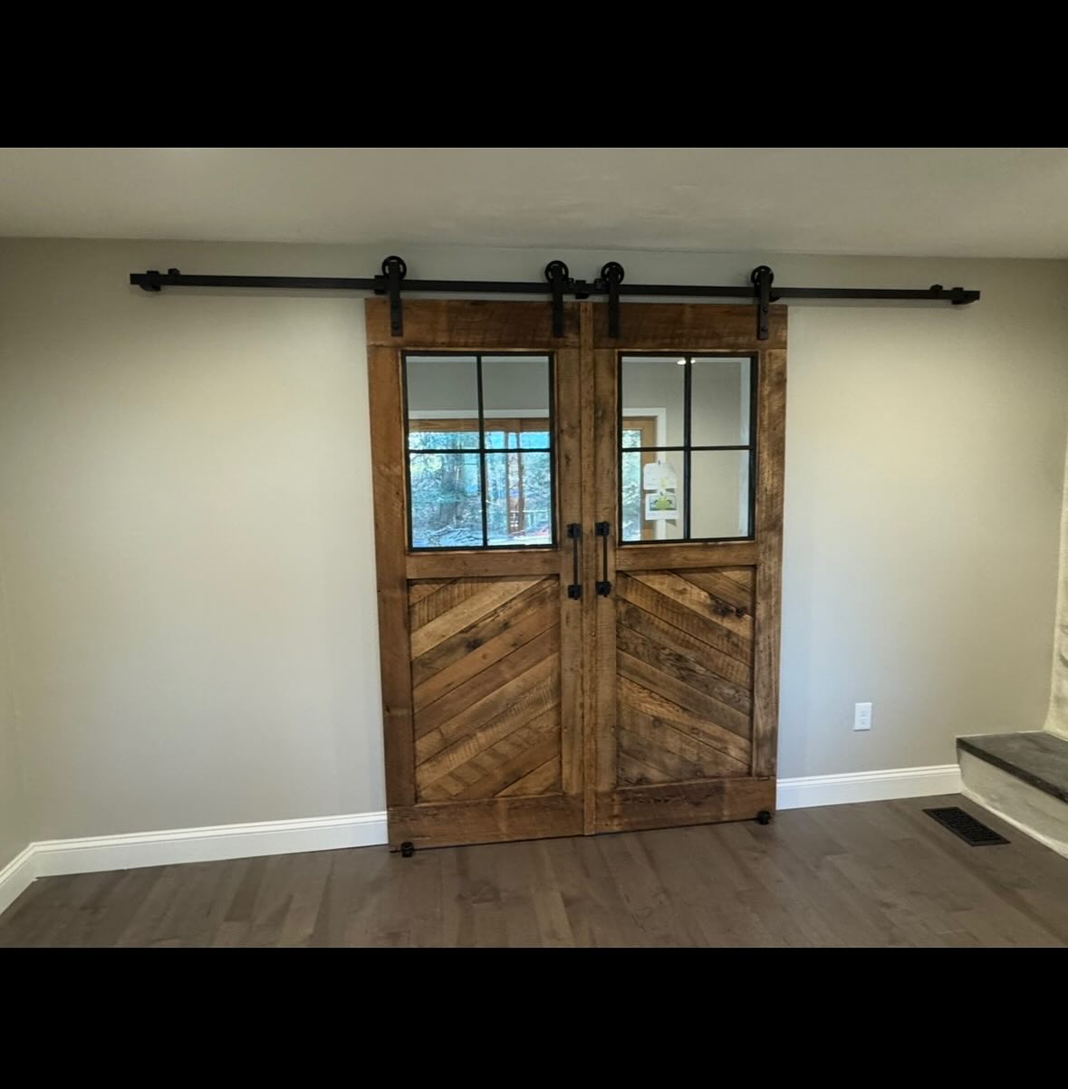 Erin and Dave bought their lovely Sturbridge, MA home and have decided to do some updates. They have new cabinets, custom countertops,and shelves going in, and they made a divider for their mudroom.
This is where we built and installed two rustic chevron-patterned custom barn doors with glass that make for an exciting welcoming to the space!
Hardware is installed using our self-made brackets and the style goes perfectly with some of the historic decore found inside the home. Sturbridge is home to much of New England history, and it’s also close to the famed Treehouse Brewing Company in Charlton, MA! Naturally, The Barndoorist stopped by for one on the way home!
#sturbridgema #southsoremahomes #charltonma #treehousebrewco
#northofboston #essexcountyma #westhartfordct #northshoreboston #amesburyma #farmhouse #barndoors #bostonbuilders #reclaimed #reclaimedmaterials #reclaimedmetal #art #localartist #artisan #antiquedoors #boston