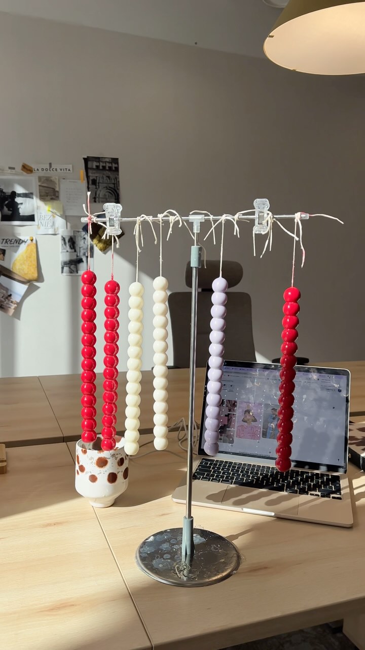 W @theshire.work (w naszym biurze) kreatywność przeradza się w działanie ♥️ Kocham ten moment, gdy mamy gotowy nowy produkt… tym razem nowe kolory: czerwień i fiolet! Który bardziej przypadł Wam do gustu? 🤭
#theshire #biuro #candles #świecasojowa #kreatywność #świece #decoration