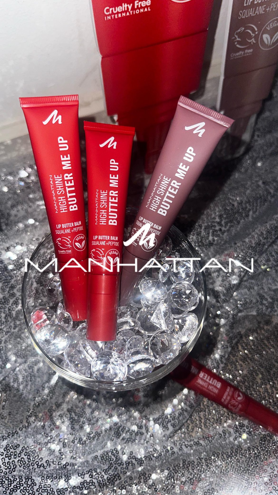 Für die Brand @manhattancosmetics durften wir ein ganz besonderes Event in einer exklusiven Loge der @lanxessarena umsetzen – und das mitten im Konzert von Shirin David!
Mit dabei: 22 ausgewählte Beauty-Creator, die die Marke hautnah erleben, sich vernetzen und inspirieren lassen konnten – begleitet von den neuen BUTTER ME UP Lip Butters.
Das Ziel: Ein emotionales, authentisches und unvergessliches Markenerlebnis mit echtem Mehrwert.
Danke an alle, die diesen Abend besonders gemacht haben – und ein großes Dankeschön an @manhattancosmetics für euer Vertrauen! 🩷 #Markenkinder #ShirinDavid #ManhattanCosmetics