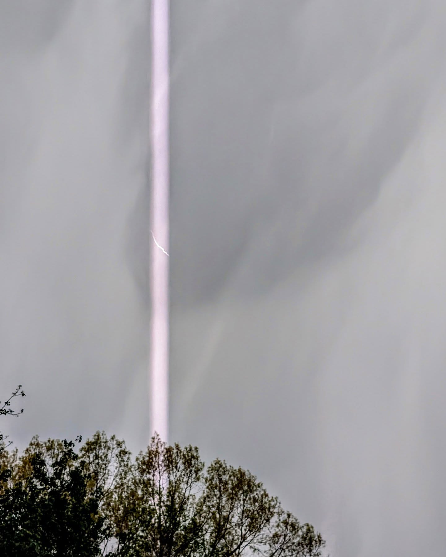 Ever seen something like this before? I thought it was a red sprite, but it doesn't fit the description. Anybody got any ideas?
This was taken with a Google Pixel 8 Pro about an hour ago in Jackson, Tennessee. A single shutter button push.
I was simply trying to take a photo of the cloud and this column of light wrapped in what appears like lightning flashed in the sky.
#unknown #unexplained #teampixel #wx #lightning #jacksontn #weather