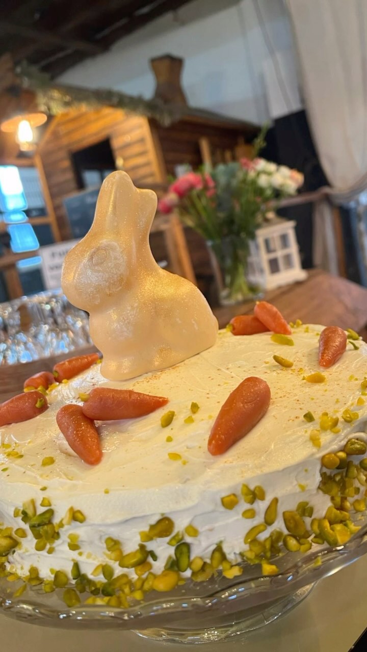 Auch in diesem Jahr OSTERBRUNCH
IM WOHNZIMMER-KUHSTALL
So… wir haben uns jetzt doch kurzfristig dazu entschlossen, eurer Bitte eines erneuten Fruhstück-Brunch’s nachzukommen.
Nun also wieder für Kurzentschlossene und Alle, die an den Ostertagen noch nichts vorhaben.
OSTERBRUNCH IM WOHNZIMMER-KUHSTALL.
Sehr exklusiv, mit nur wenigen Tischen. Diese sind pro Personenanzahl limitiert, Tischoptionen auf Anfrage.
Jeweils Ostersonntag und Ostermontag, von 11 bis 14 Uhr mit HOFFÜHRUNG für die, die interessiert sind! Wer einfach nur die Atmosphäre genießen möchte, darf das natürlich auch. Wir berechnen 49€ pro Person (Kinder auf Anfrage).
Wir servieren ein tolles sattes Frühstück mit warmen und kalten Leckereien, begleitet von Mineralwasser, Saft, Tee, Kakao und tollen Kaffeespezialitaten.
Wir freuen uns wahnsinnig auf eure feste Reservierung, bitte per Telefon 01631915542 oder WhatsApp auf +49 2244 8478683#ostern #osterbrunch #osterfrühstück🐰 #siefenklein
#landmetzgereiklein #hofschwarz#wirliebenwaswirtun #hausgemacht #eigeneschlachtung #eigeneproduktion #tierliebe #artgerechtehaltung #regional #rheinsiegkreis #bonn #köln #königswinter #thomasberg #dahlhausen @werbekreisoberpleis