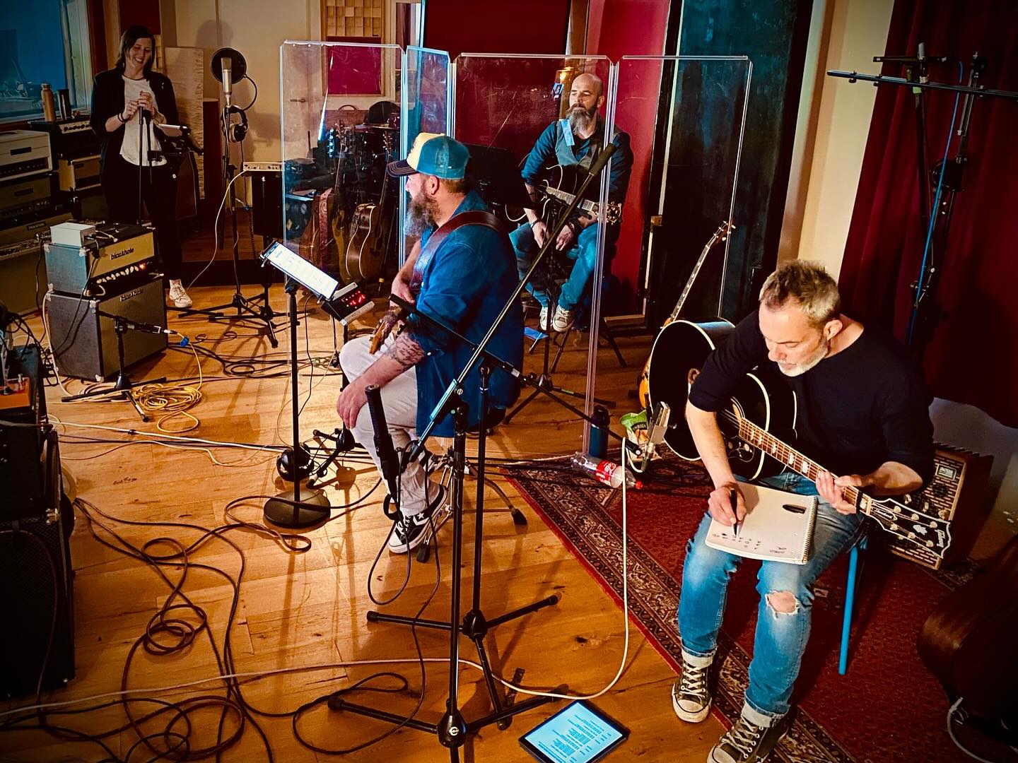 🎼 Studio Vibes
5 neue Songs, jede Menge kreativer Energie und natürlich auch viel Spass 🙃
Ein riesen high five🙌🏻 an alle, die uns bei diesem kreativen Chaos begleitet haben @tobigmuer und @jencarelli
#lifeisgoodwithrosewood #swissmusic #musicfromswitzerland #americana #country #rock #bandlife #newmusic #seasonstwo