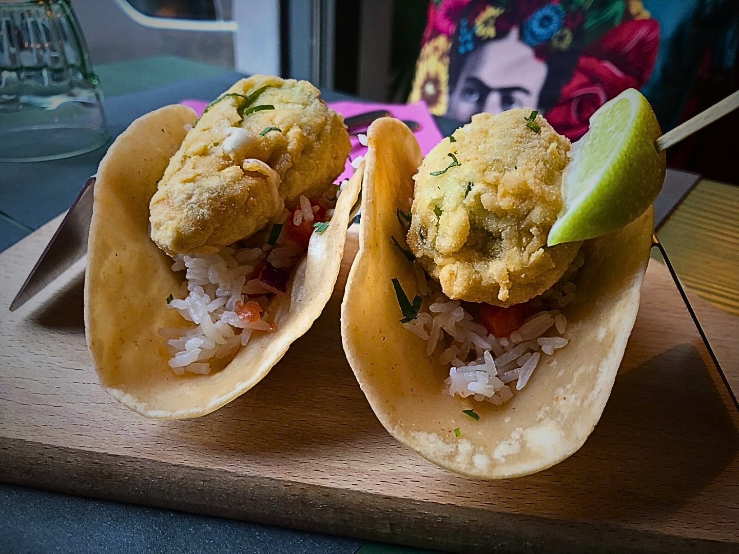 Un taco che profuma di primavera:
fiori di zucchina fritti ripieni di mozzarella (senza lattosio), riso al lime e coriandolo e un tocco fresco di pico de gallo.
Perfetto per chi ama i contrasti tra croccantezza
e morbidezza, freschezza e intensità
#vitaminat #inhaletacosexhalenegativity #viveresenzaglutine #sansalvario