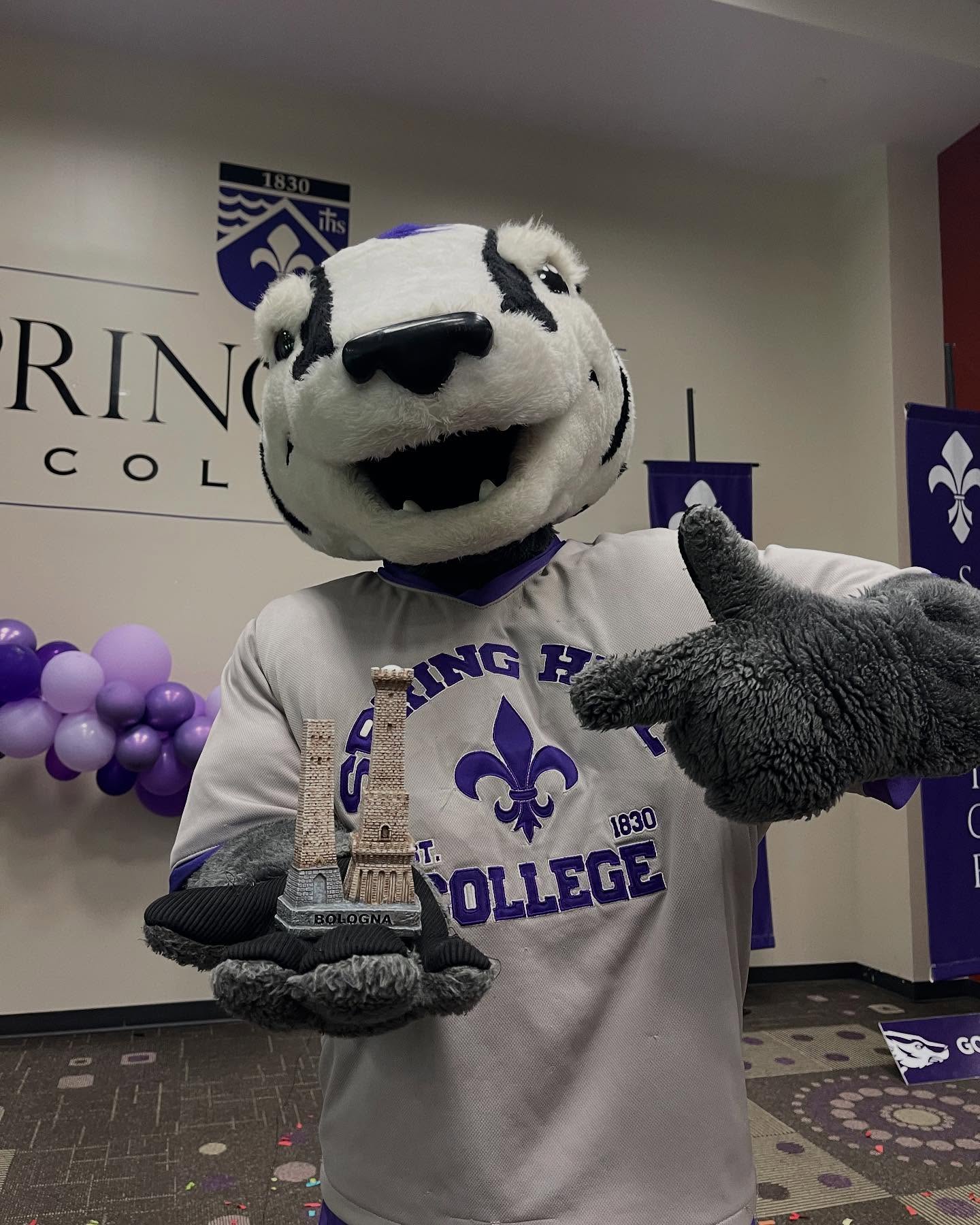 Beaumont the Badger says “GO TO BOLOGNA!”
Applications for Fall are still open! Make sure you get yours in by April 7th!